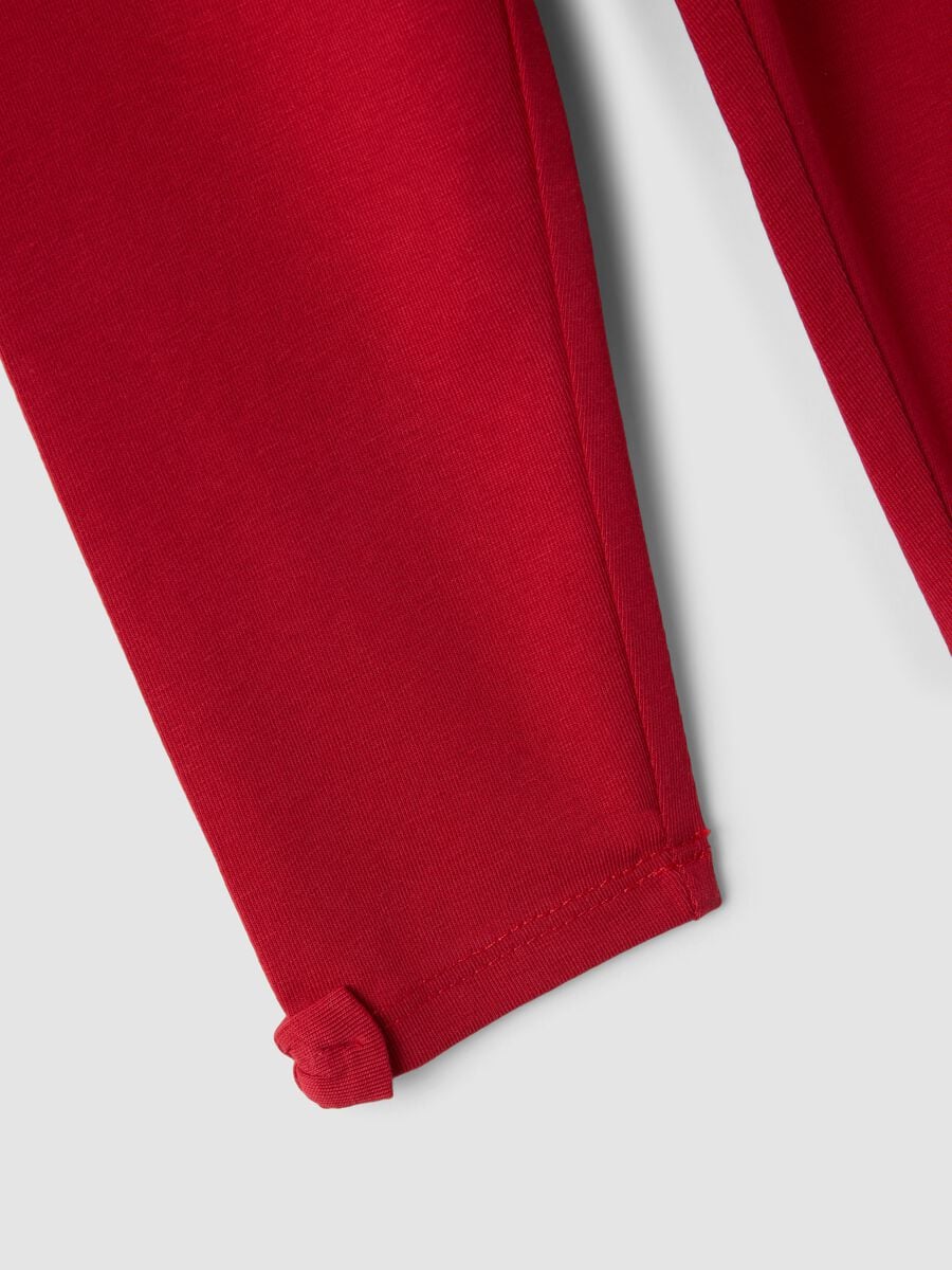 Leggings rossi in cotone organico elasticizzato con fiocchi per bimba_3