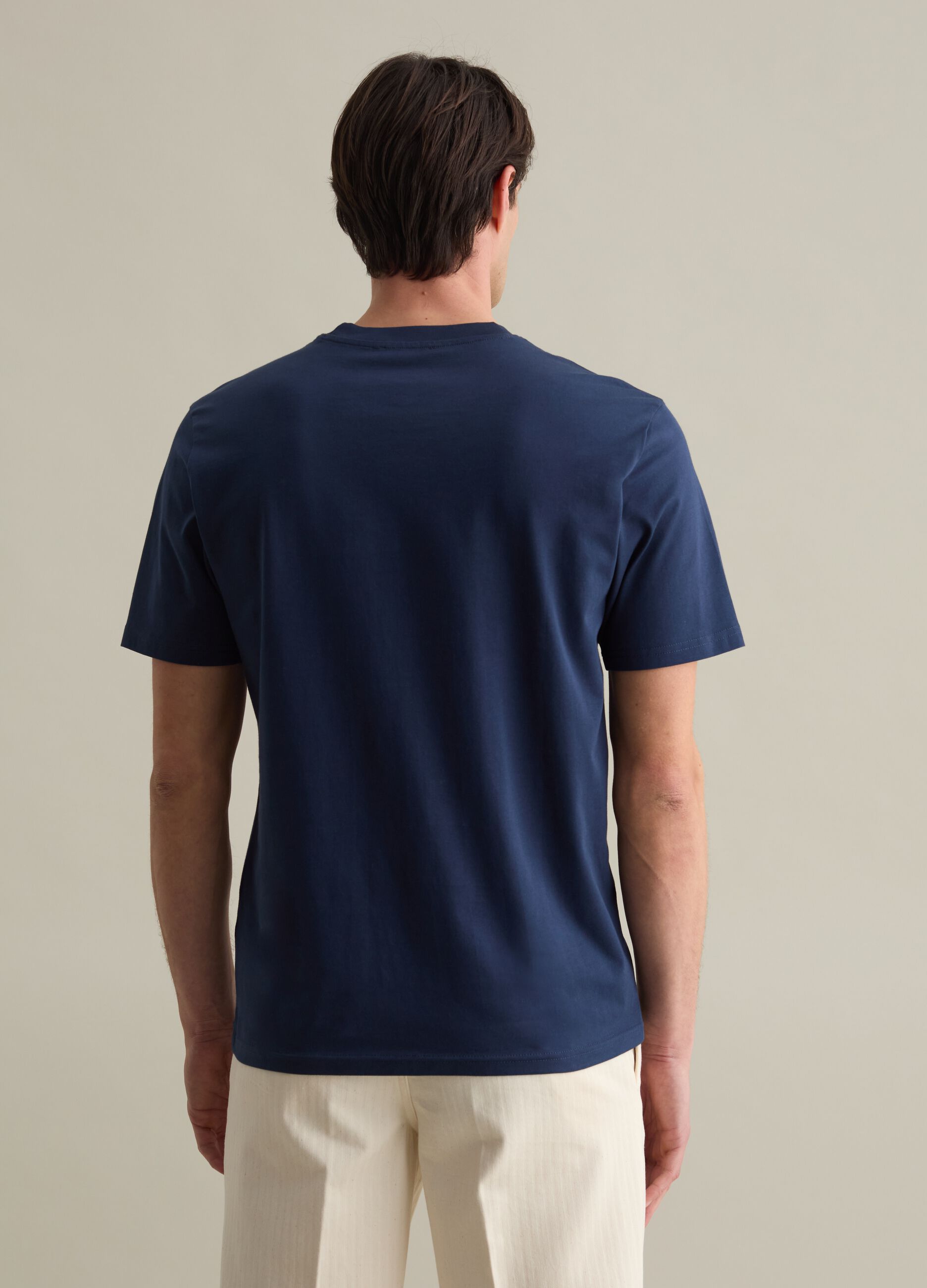 Plain cotton T-shirt with round neck.