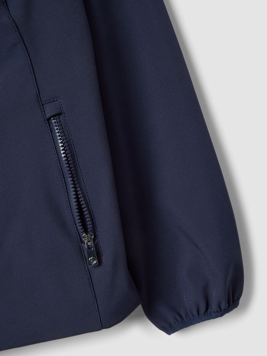 Giacca impermeabile blu regular fit con zip e cappuccio_5