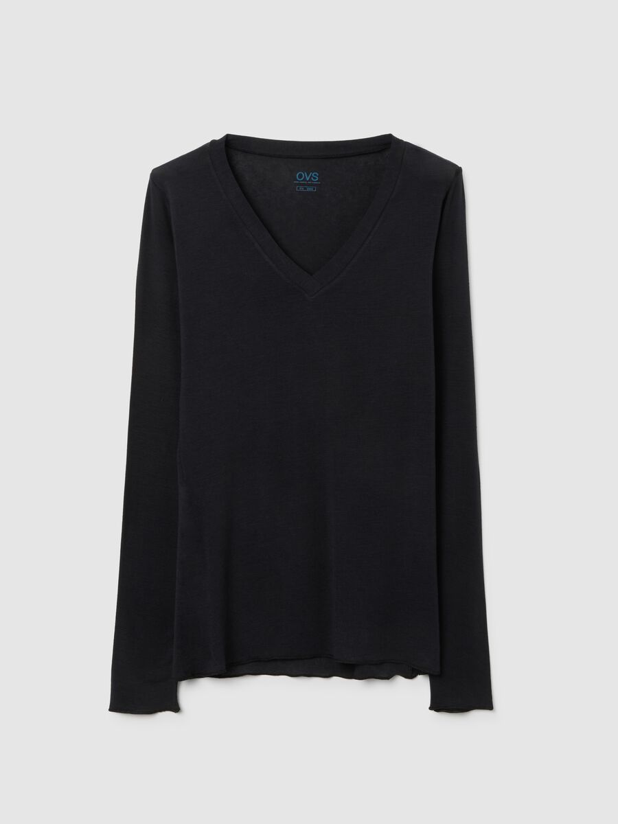 Maglia nera con cashmere e scollo a V_4