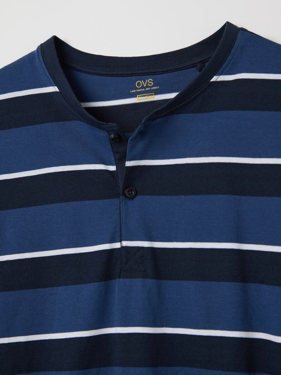 Short blue pyjamas in cotton with striped pattern_1