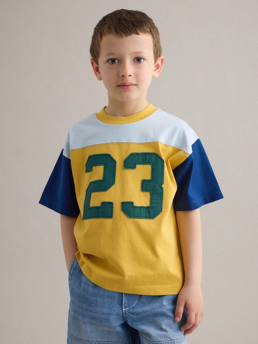 T-shirt in puro cotone multicolor da bambino regular fit con numero 23_0
