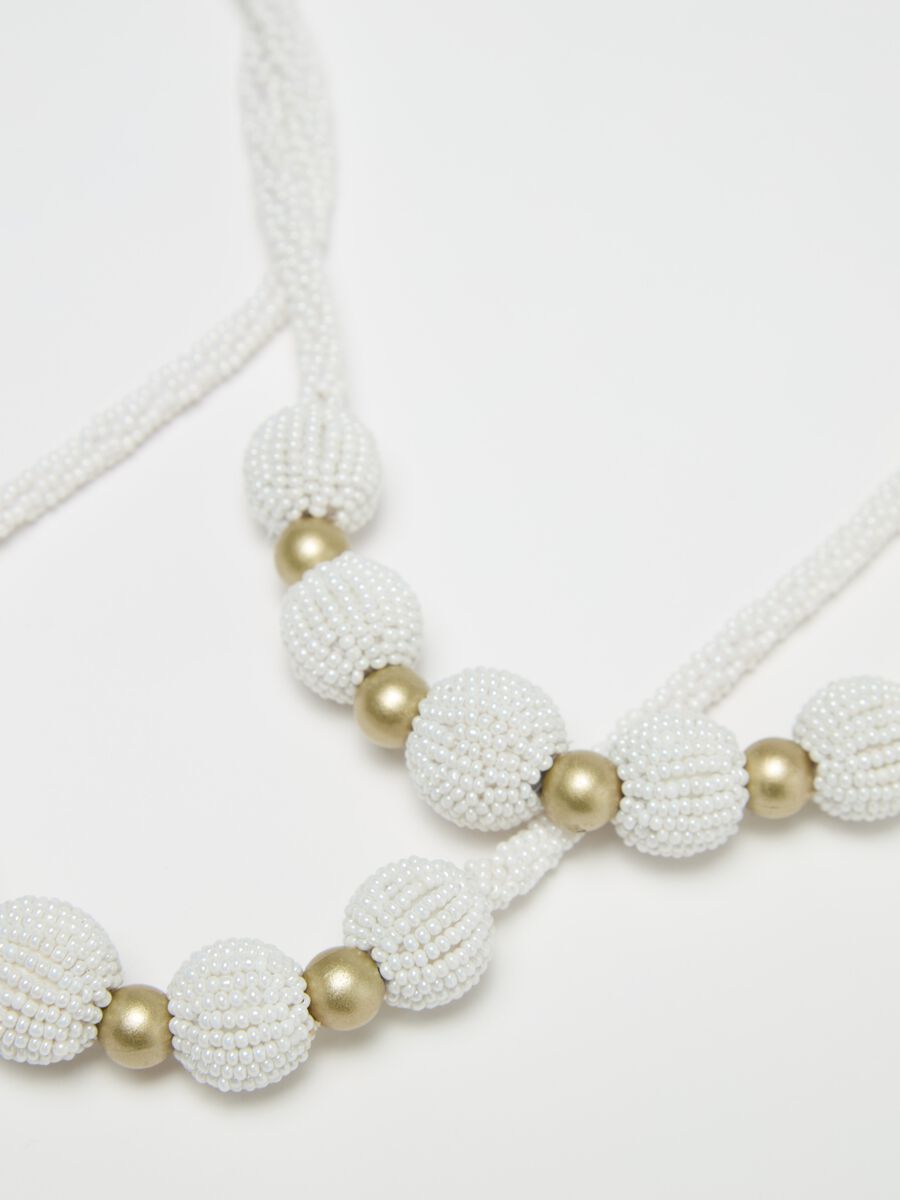Beaded necklace with gold details_2