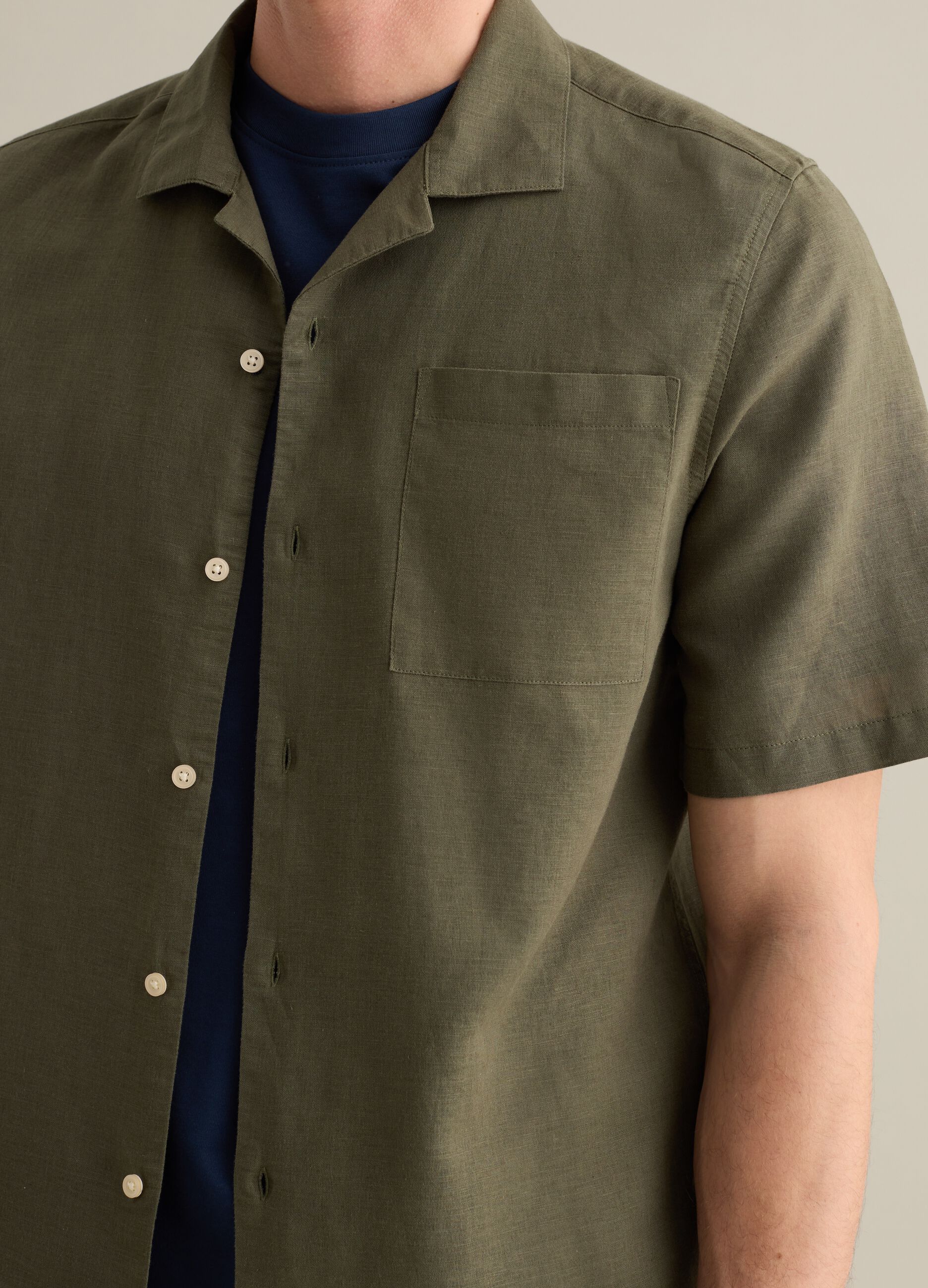Camicia da uomo in lino e cotone verde regular fit con colletto bowling
