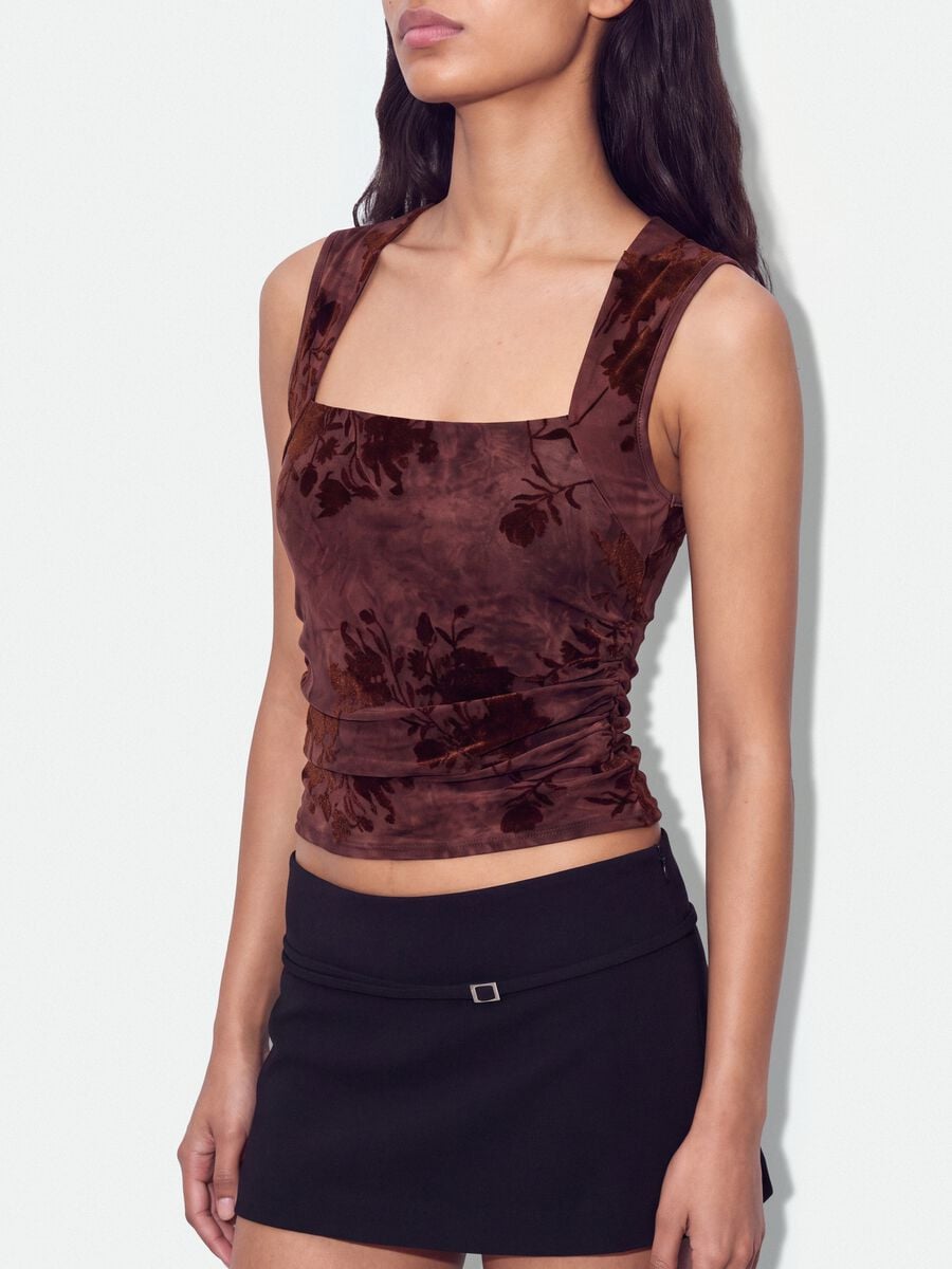 Top fitted rosso in tessuto elasticizzato con fantasia floreale_3