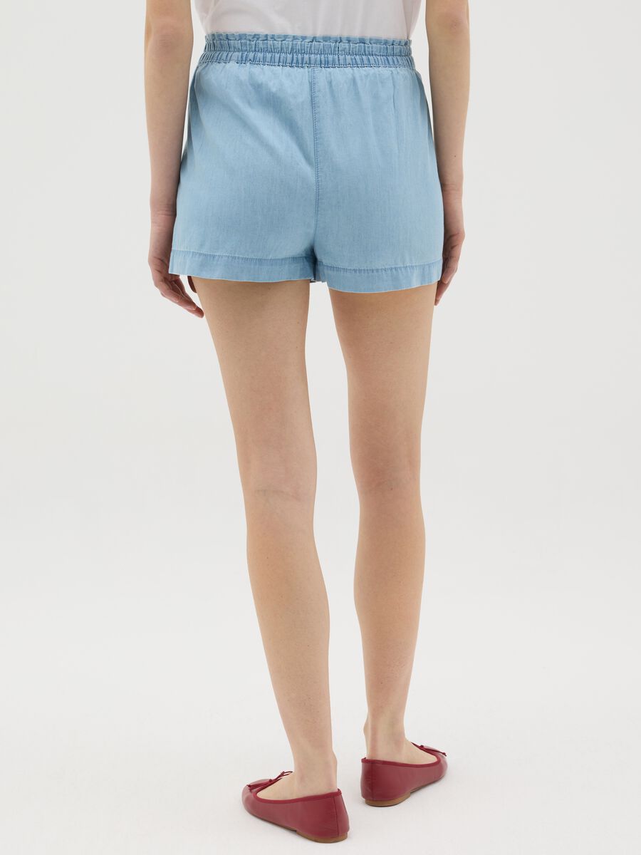 Fluid denim shorts with bow and light wash_2