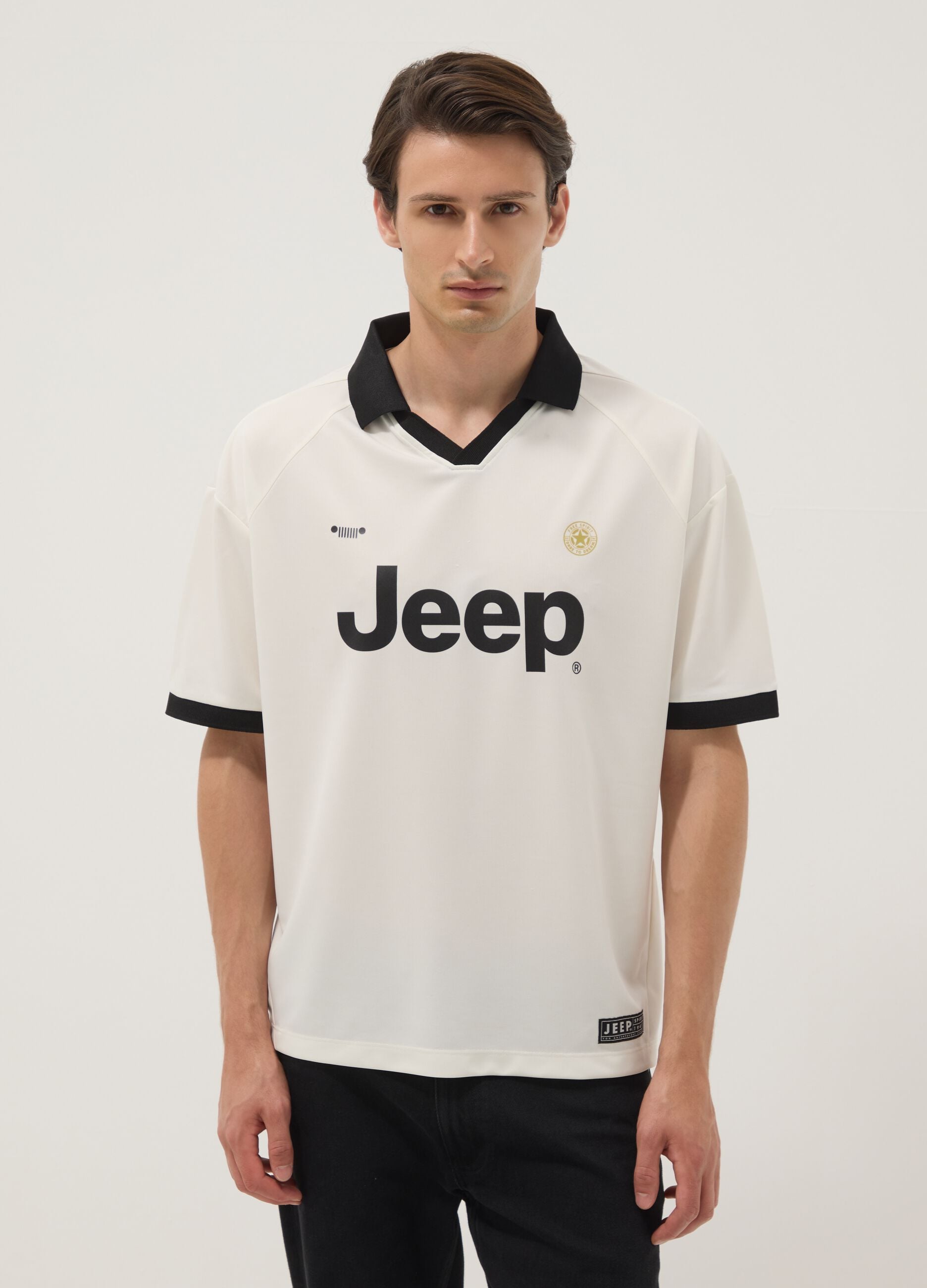 White regular-fit T-shirt with contrast collar and Jeep logo