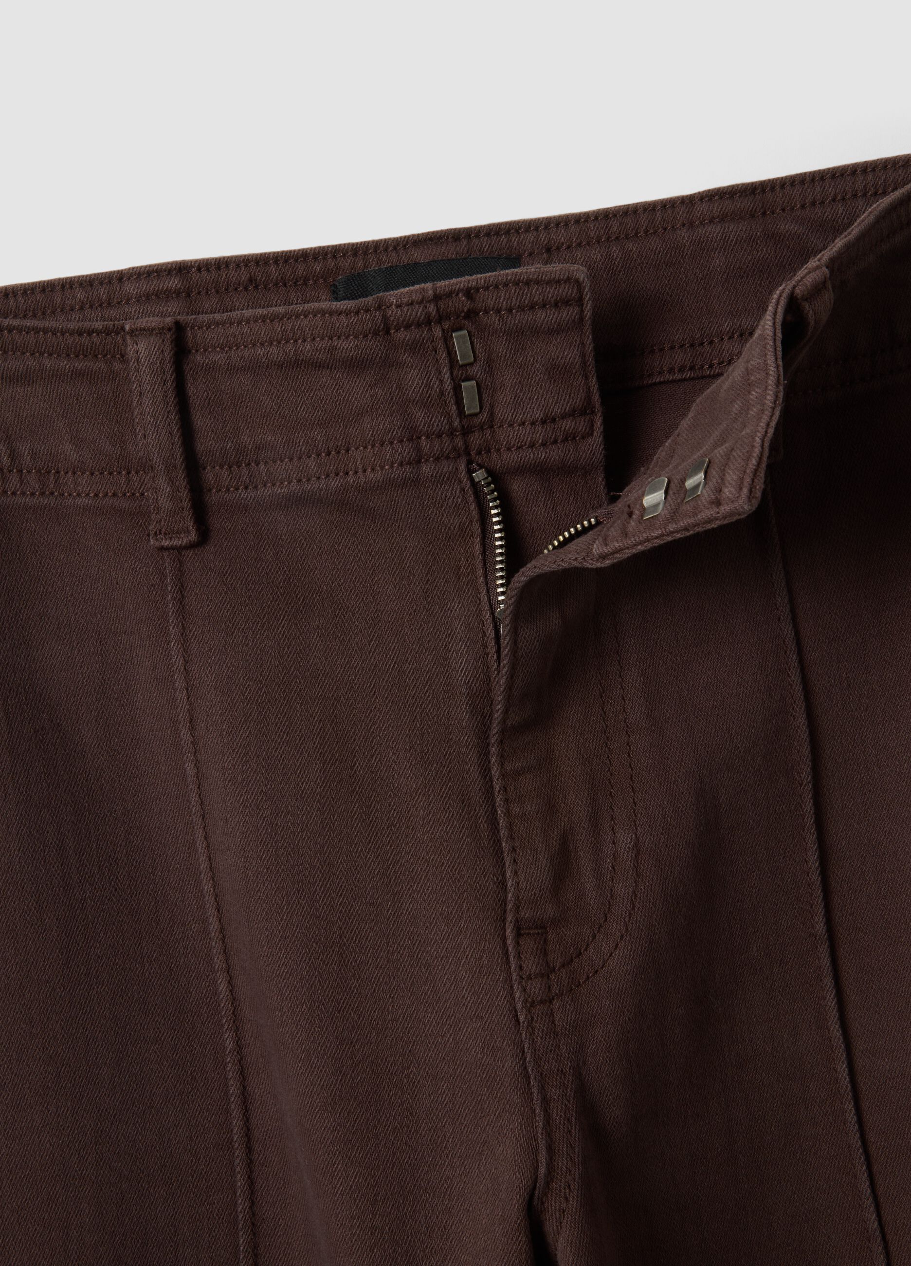 Jeans marroni wide leg in twill di cotone elasticizzato