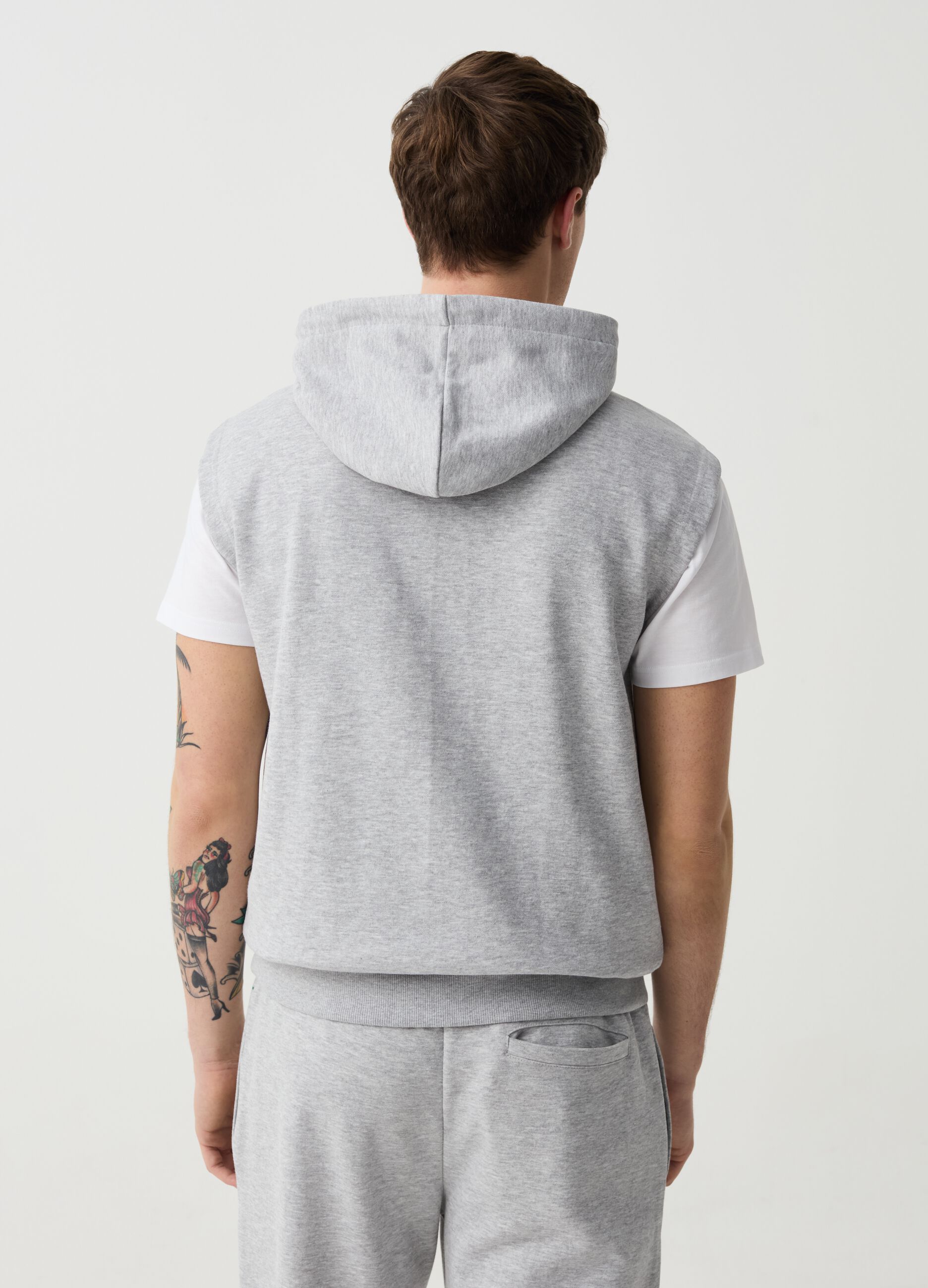 Sleeveless sweatshirt with hood and logo print