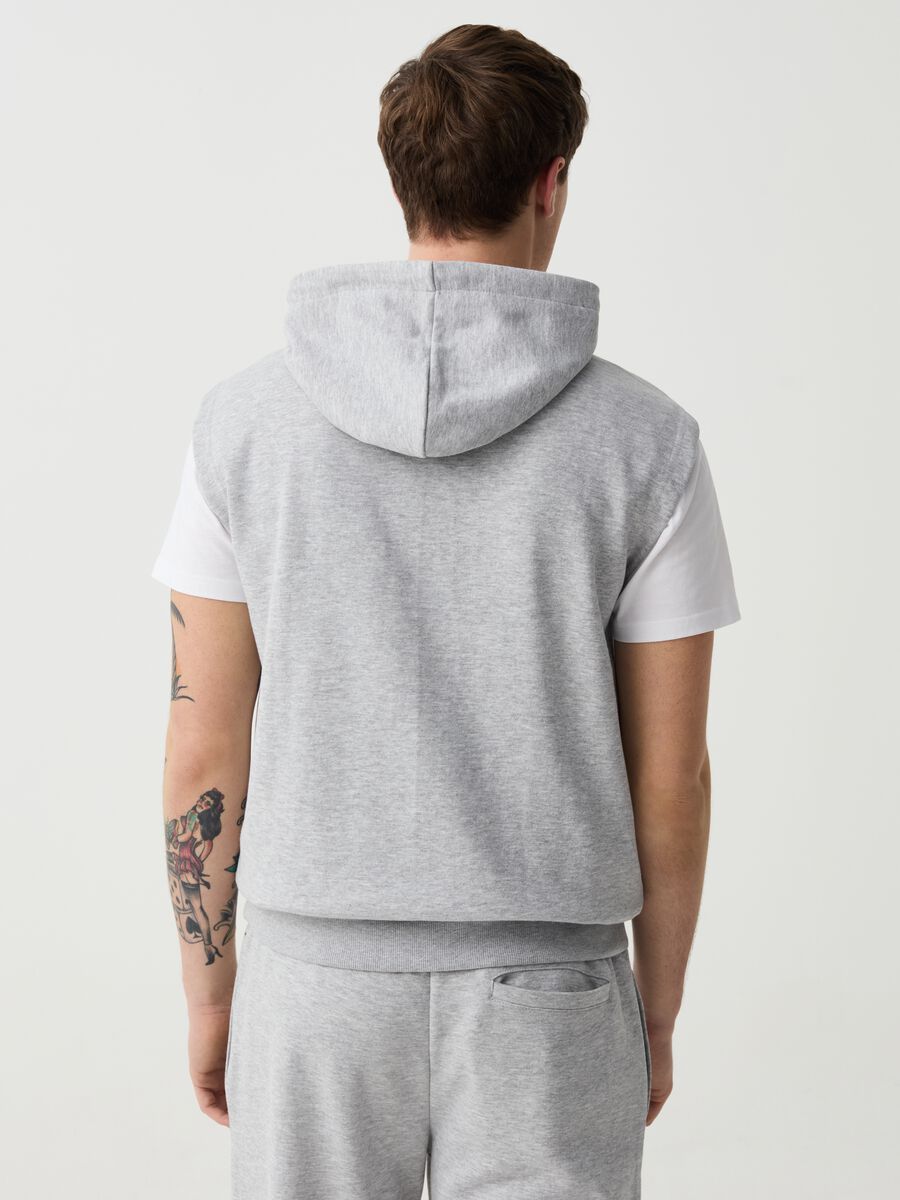 Sleeveless sweatshirt with hood and logo print_2