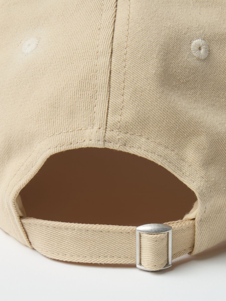 Baseball cap with "California" embroidery_1