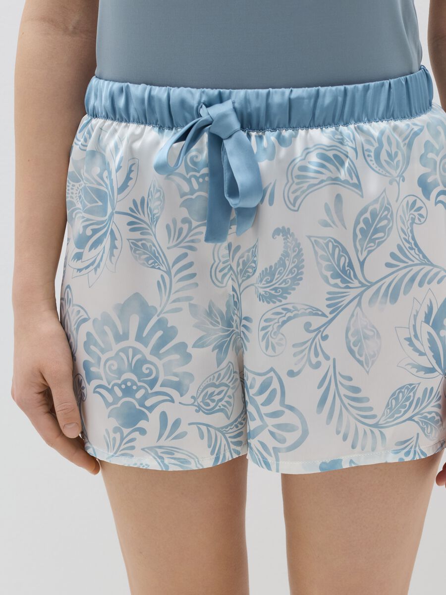 Pyjama shorts in patterned satin_2