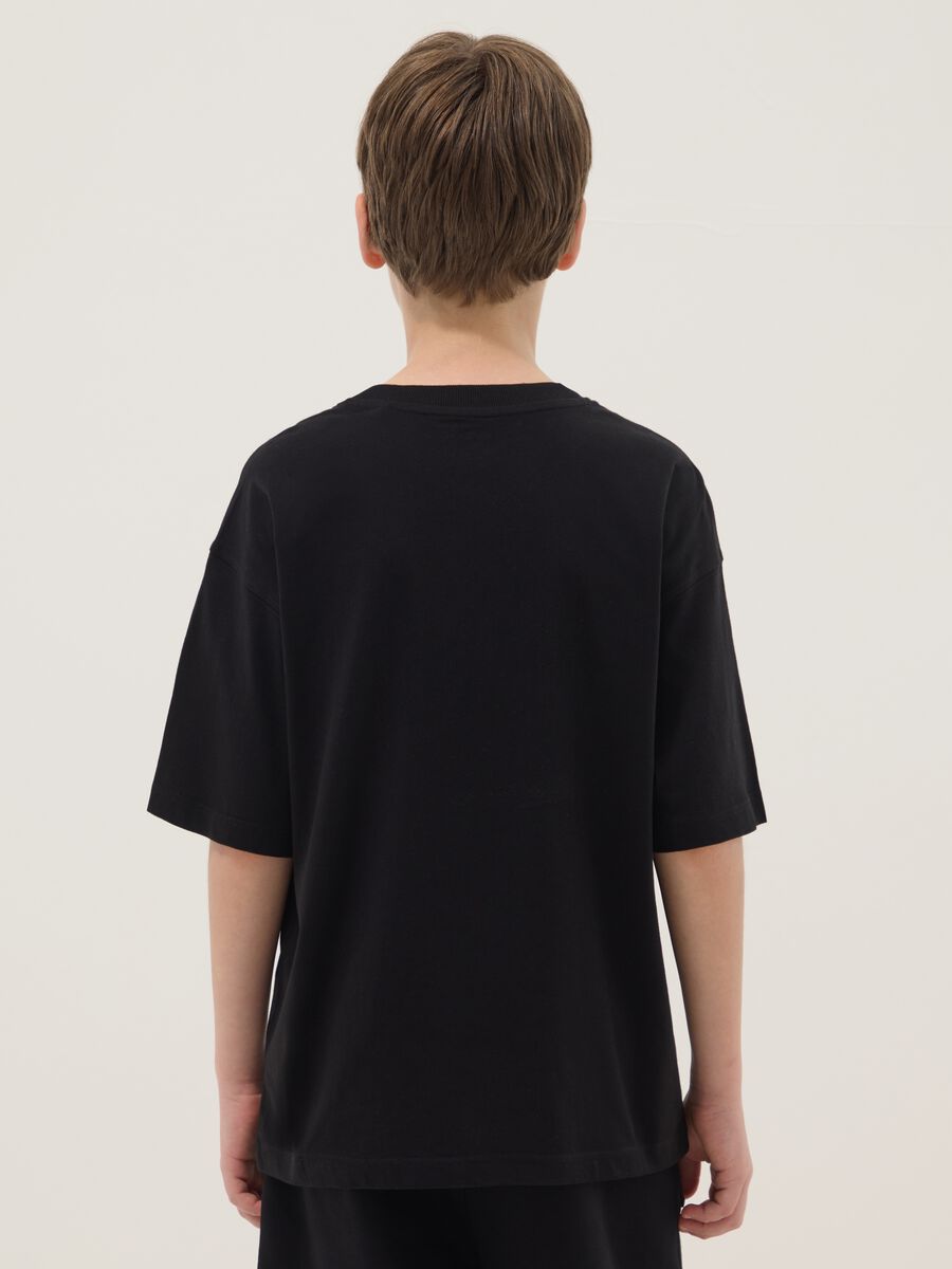 T-shirt nera in puro cotone con stampa frontale_1
