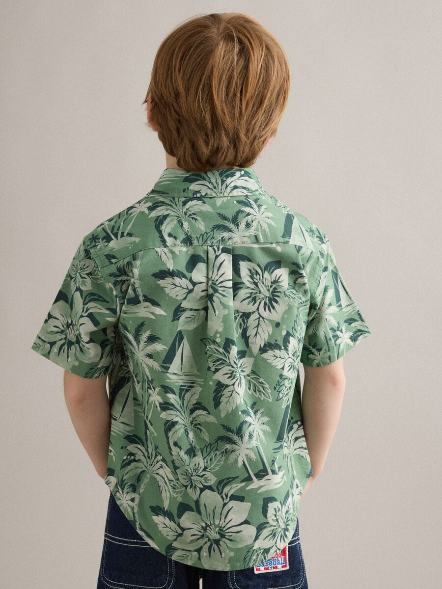 Camicia verde in puro cotone con stampa tropicale over fit_1