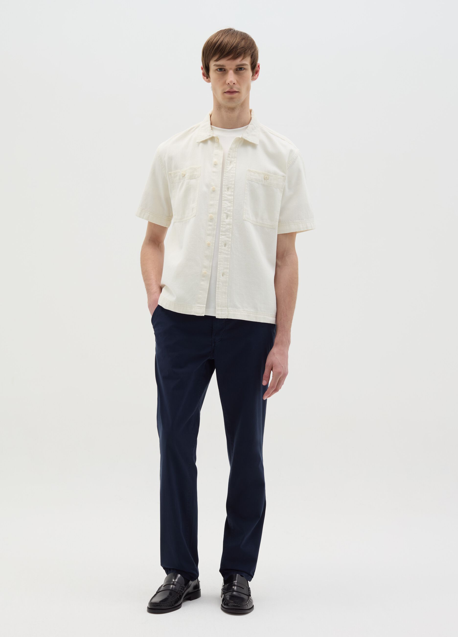 Short-sleeved shirt in denim with pockets