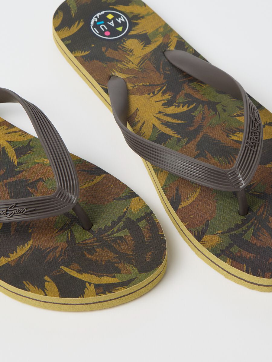 Maui and Sons flip flops with tropical motif_1