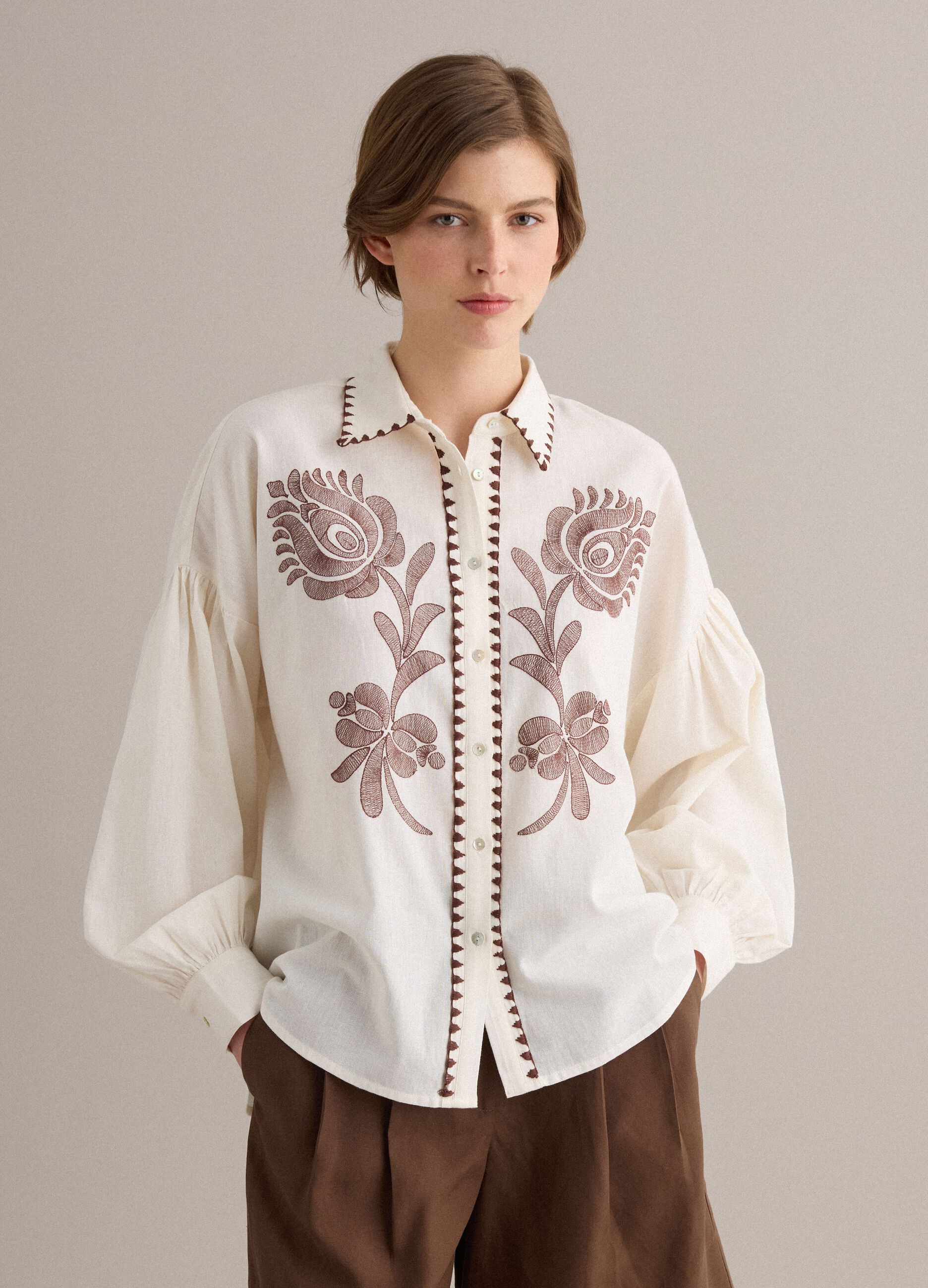 White cotton-linen blend shirt with floral embroidery