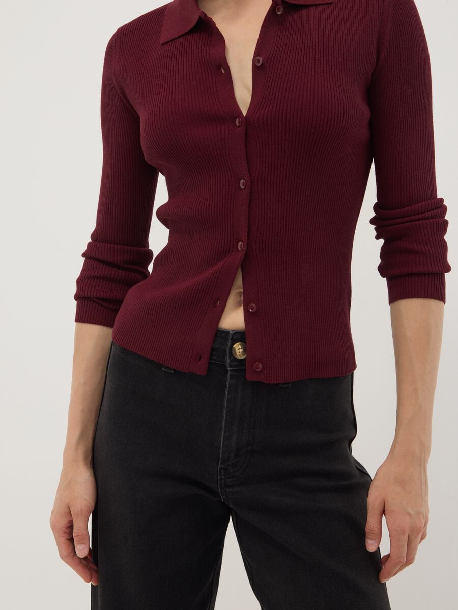 Cardigan fitted rosso a coste in misto viscosa con colletto polo_2