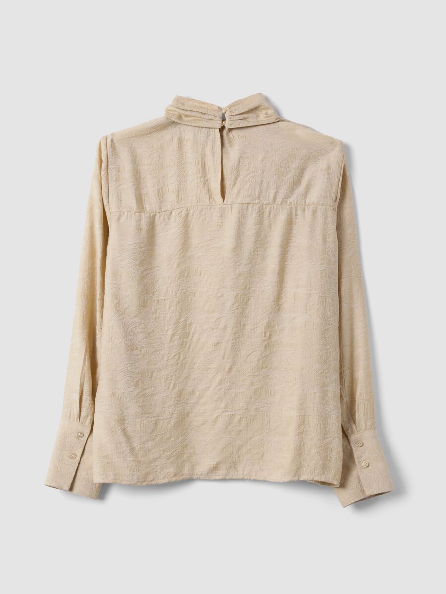 Camicia beige in misto viscosa con collo a fiocco_6
