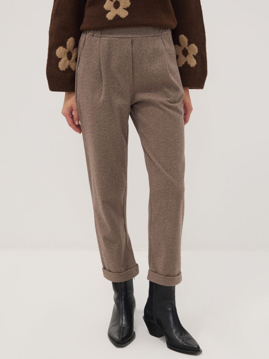 Pantaloni marroni regular fit con motivo chevron_1