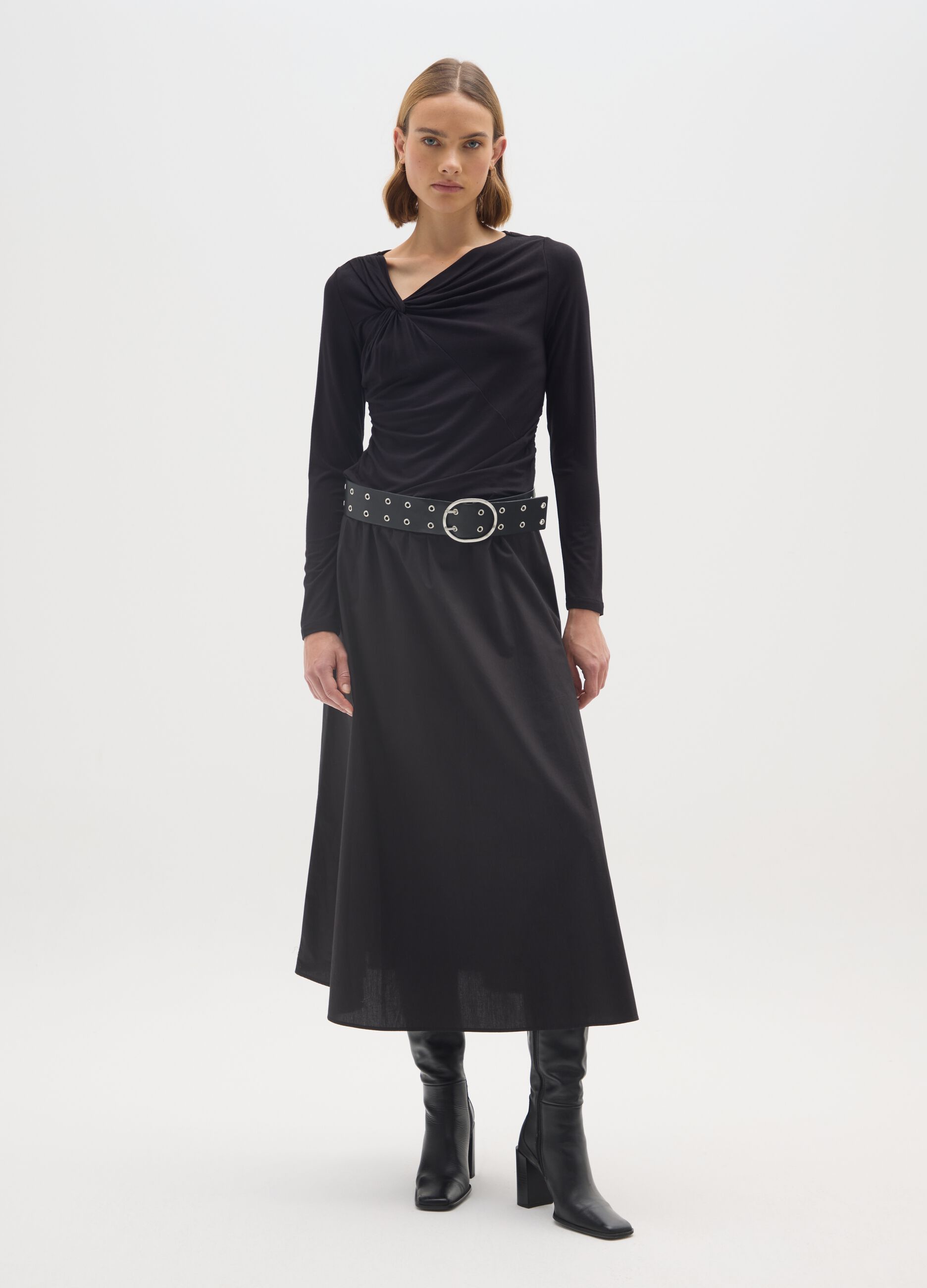 T-shirt nera a maniche lunghe in viscosa elasticizzata