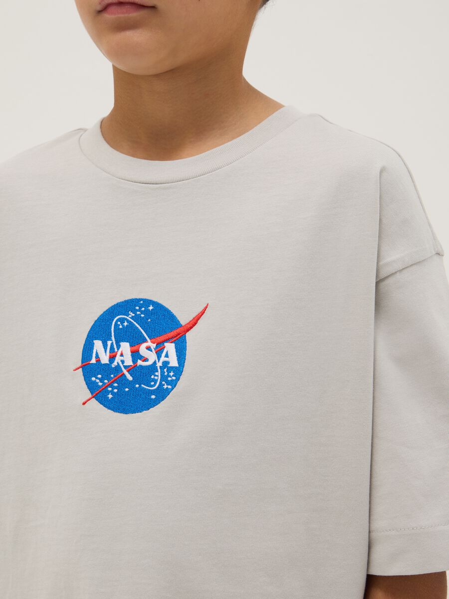 T-shirt in puro cotone grigia da bambino vestibilit&agrave; oversize con logo_2