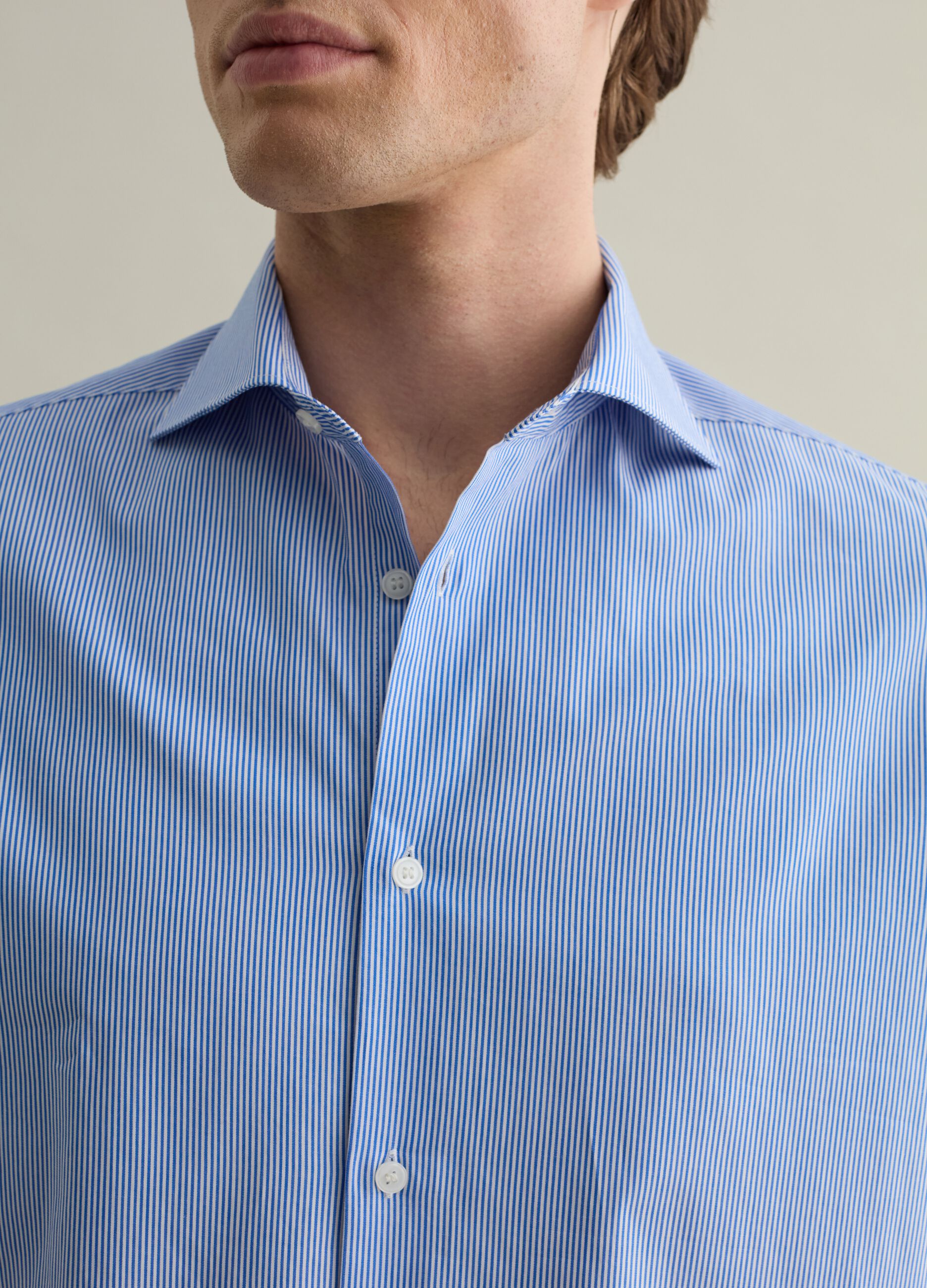 Regular-fit easy-iron shirt with thin stripes