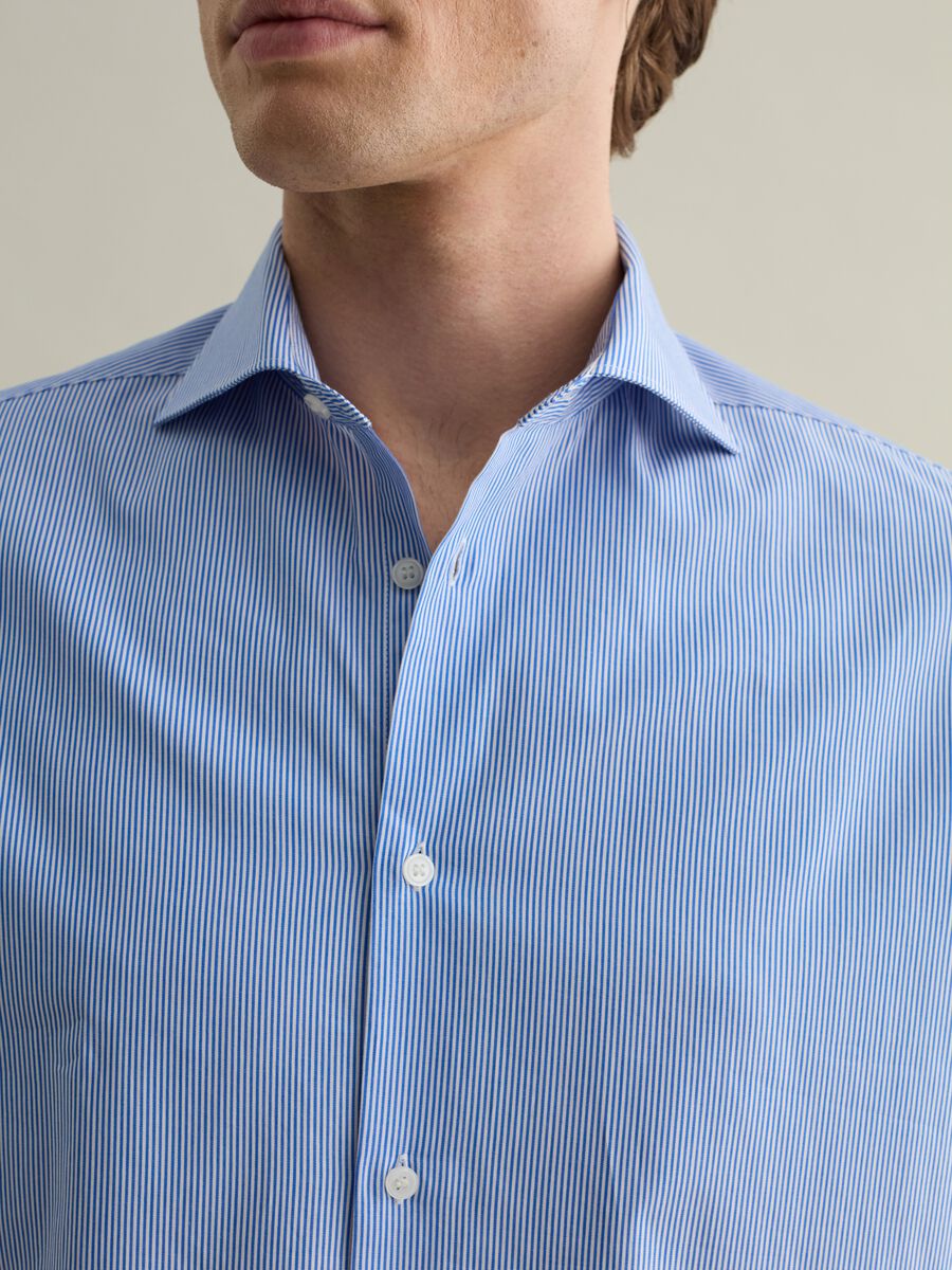 Regular-fit easy-iron shirt with thin stripes_3