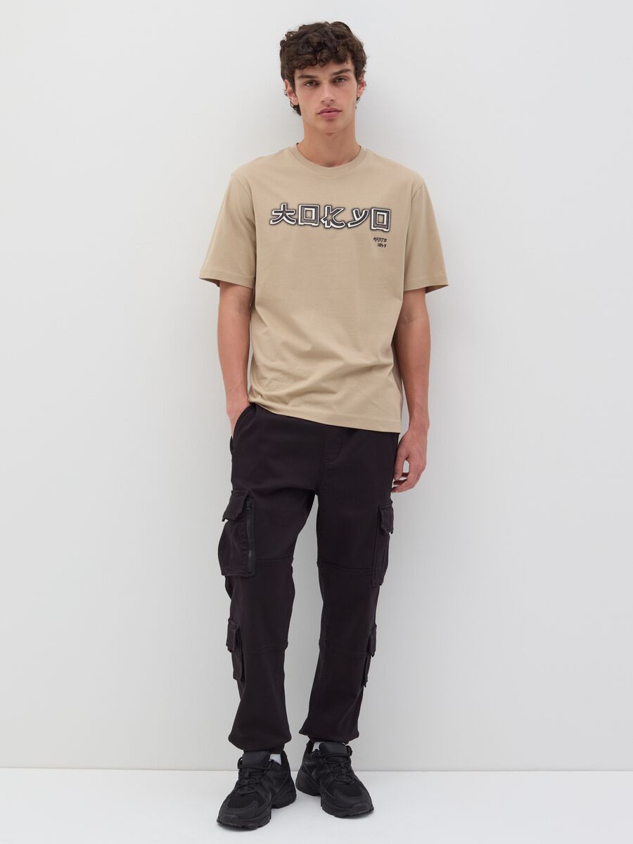 T-shirt girocollo in cotone con stampa_1