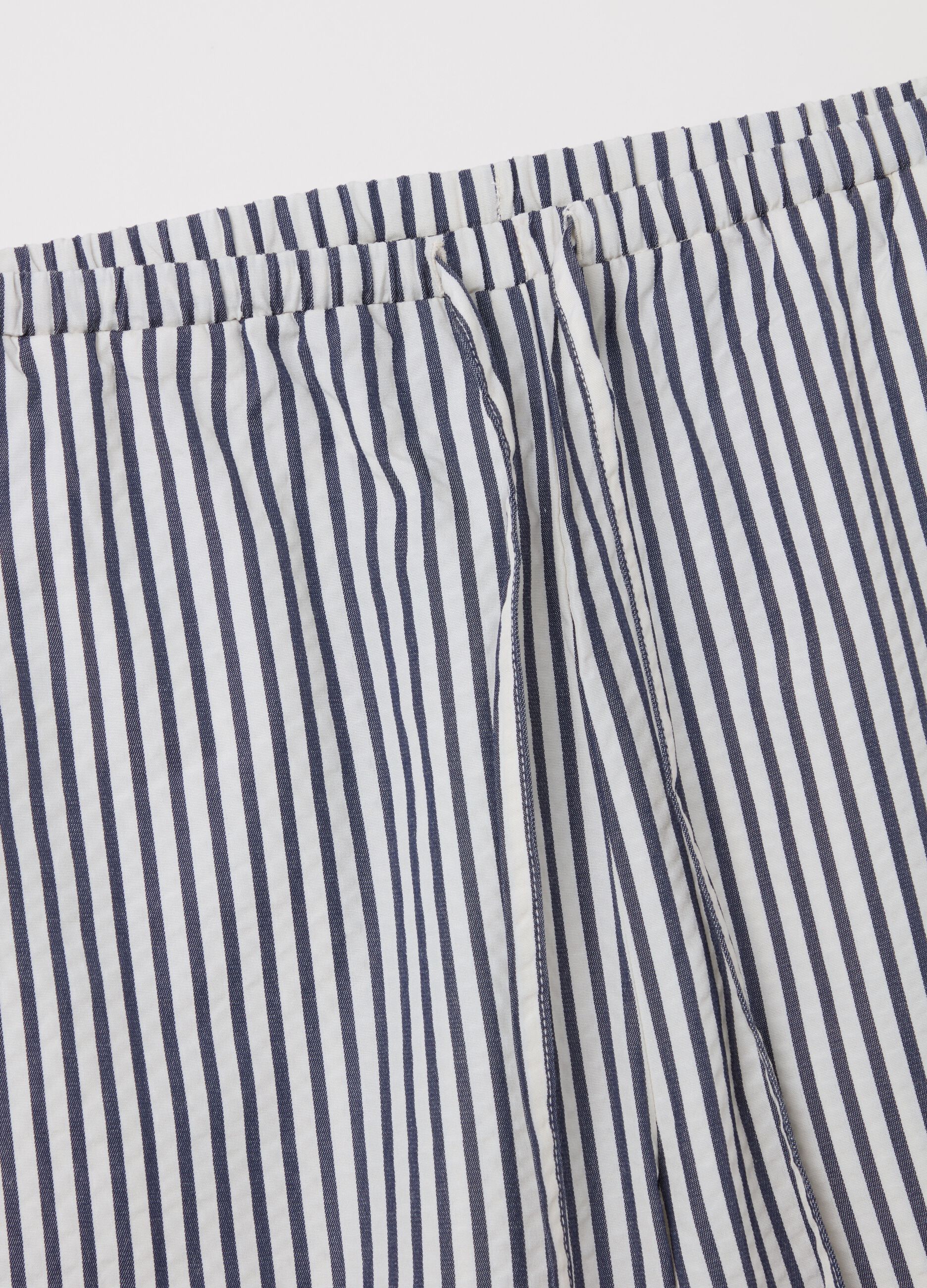 Pantalone a gamba larga a righe bianche e blu