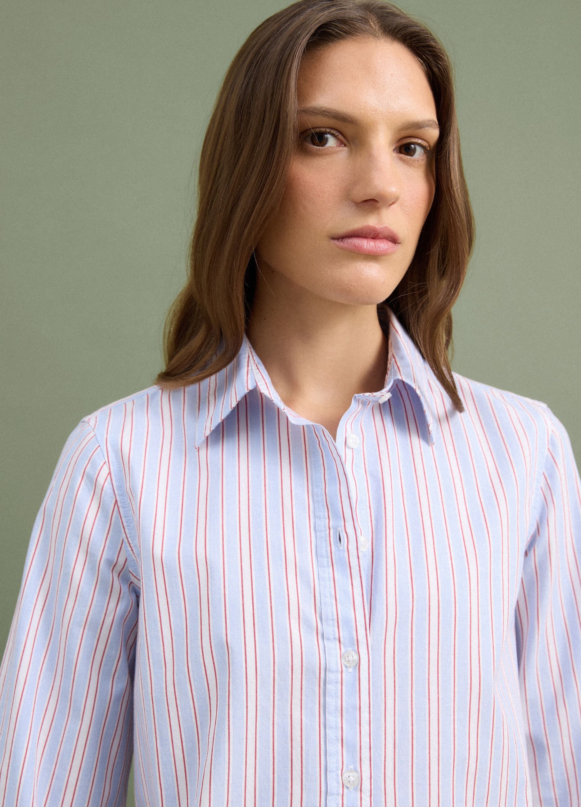 Blue poplin shirt with red stripes, regular fit