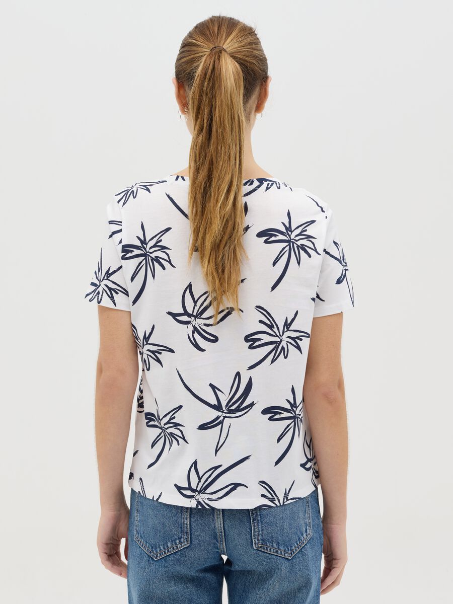 White T-shirt with floral print_3
