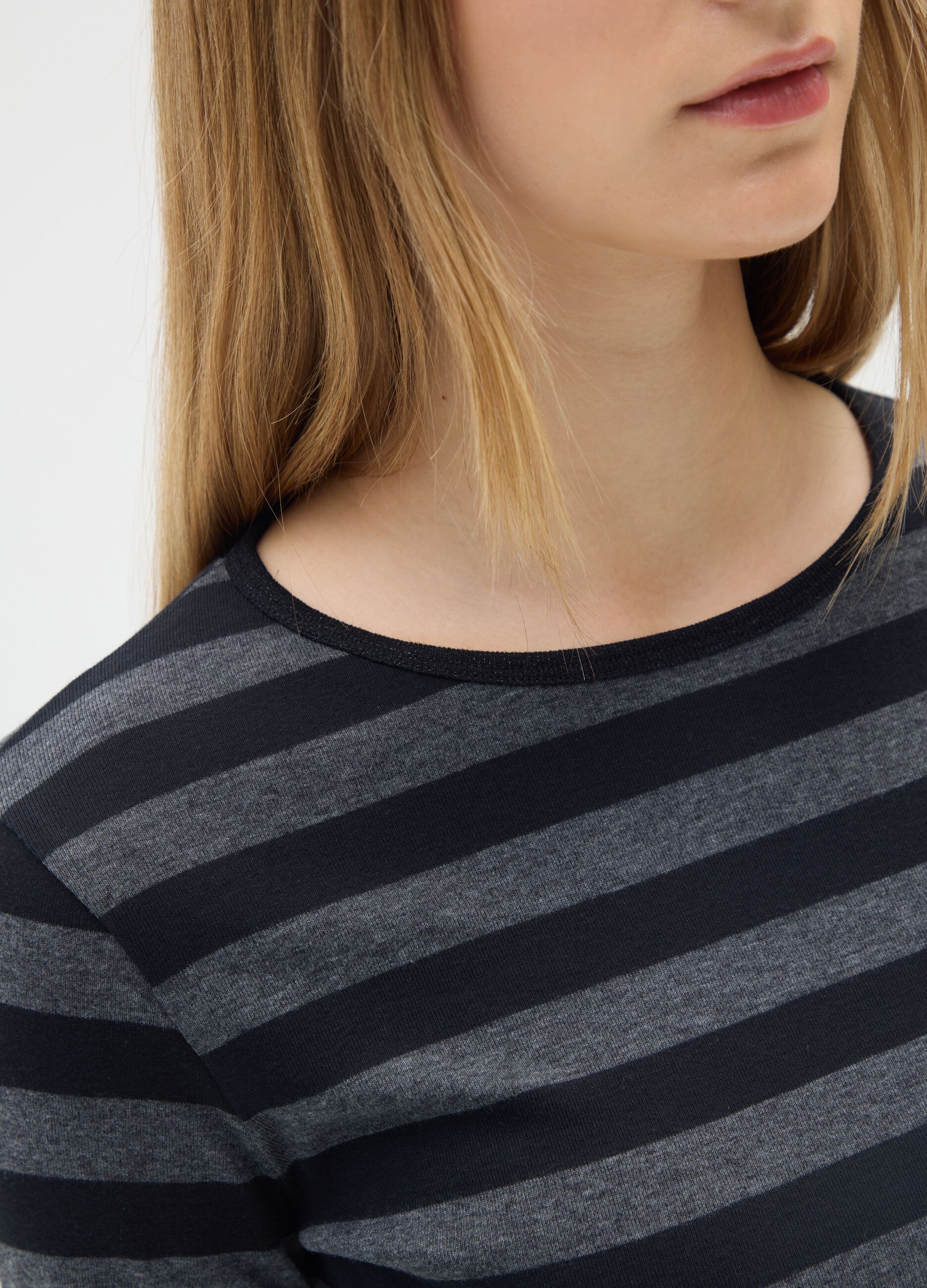 T-shirt grigia a righe