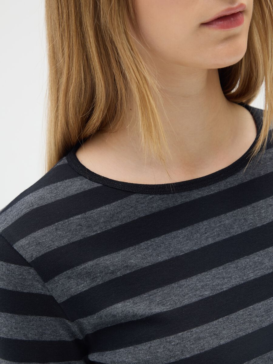 T-shirt grigia a righe_3