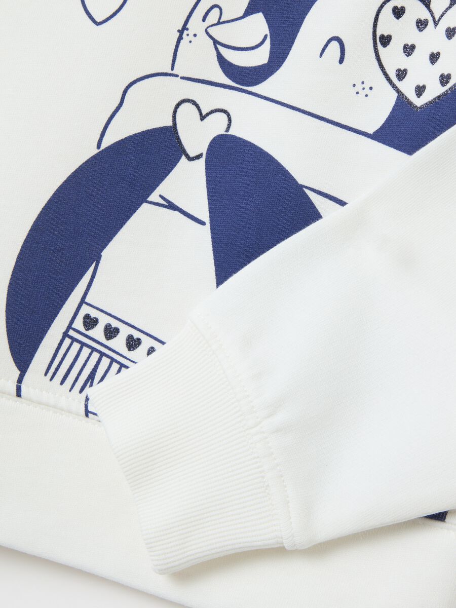 Sweatshirt with round neck and glitter print_3