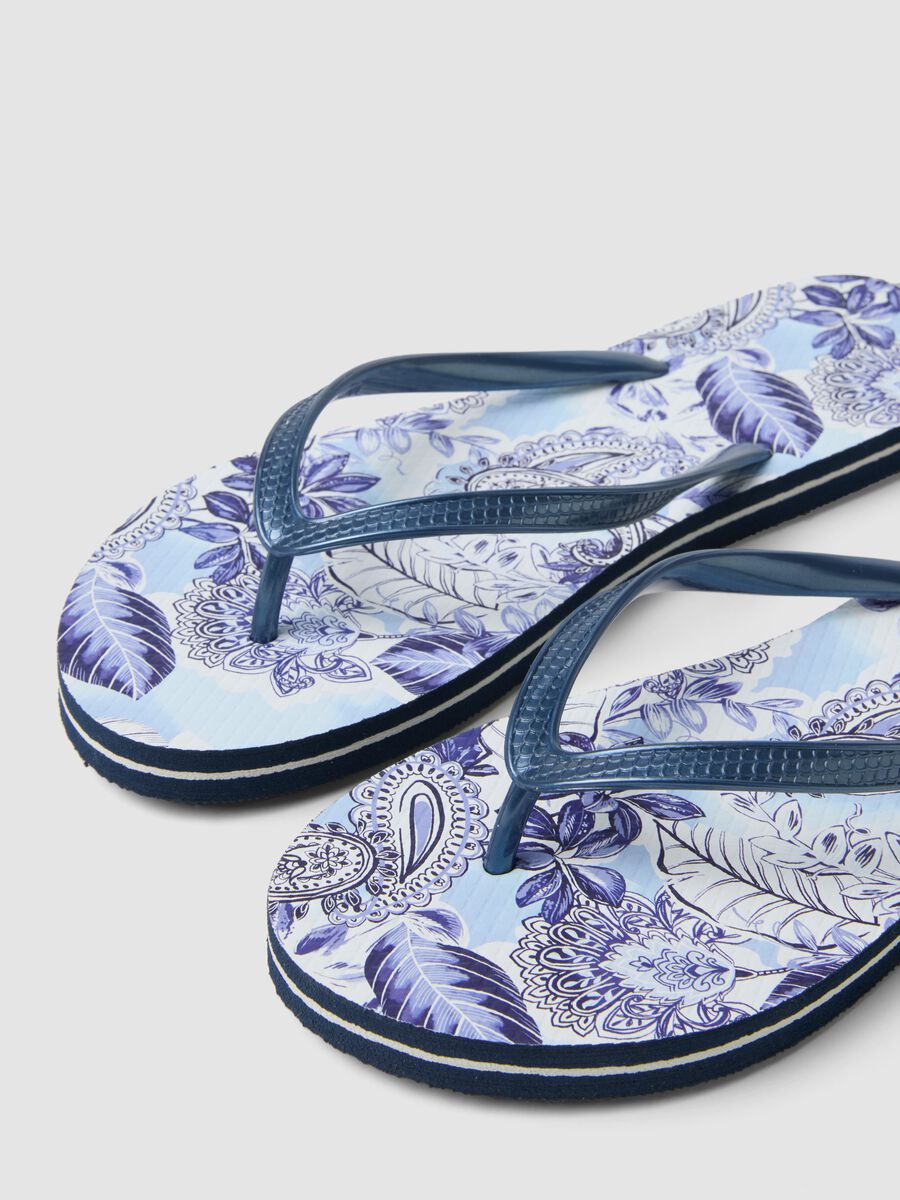 Blue flip-flops with floral print_1