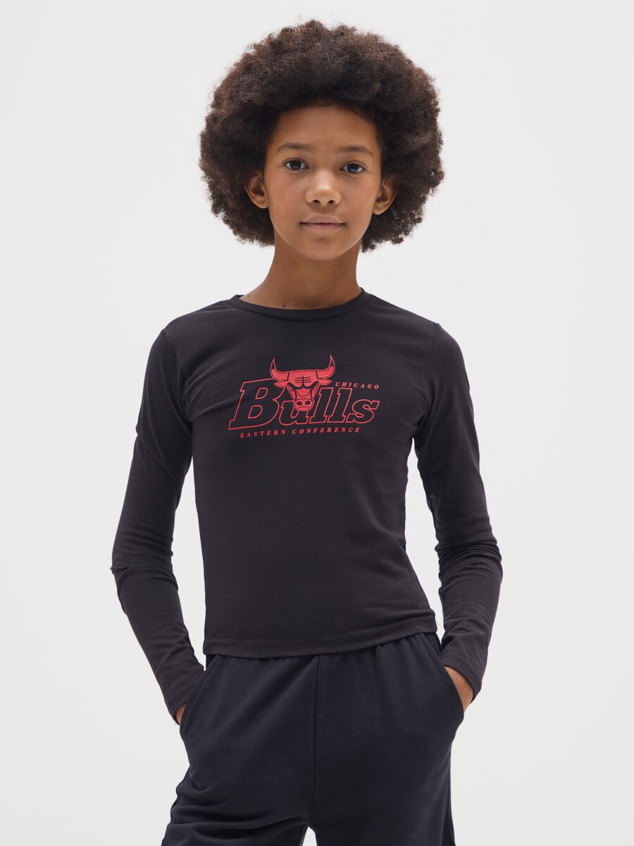 T-shirt da ragazze in cotone elasticizzato nera slim fit con logo Chicago Bulls_0