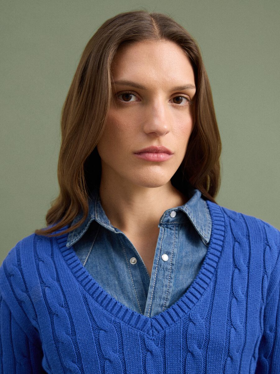 Maglia blu in puro cotone a trecce con scollo profondo a V_3