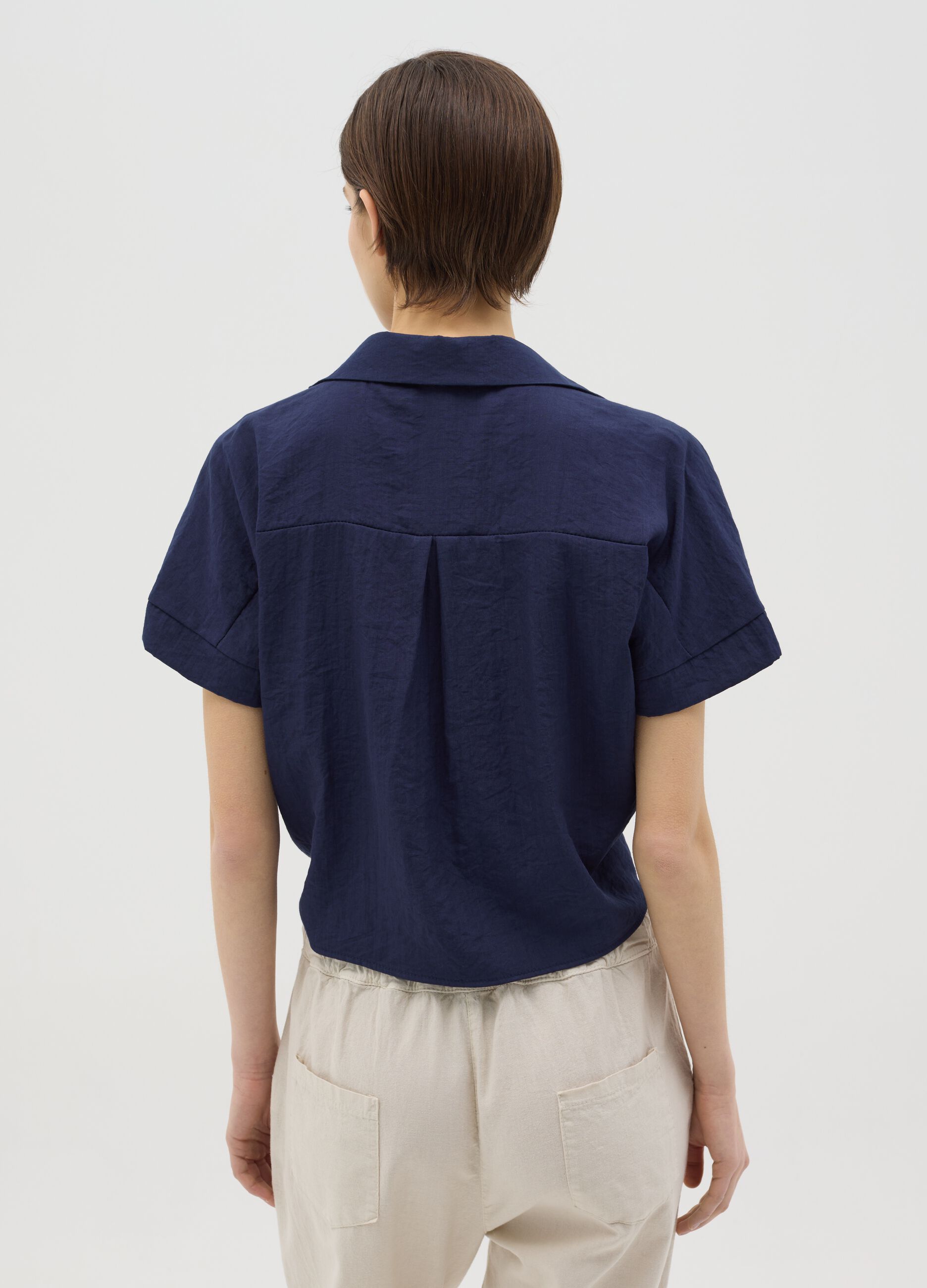 Blue shirt with knot and short sleeves