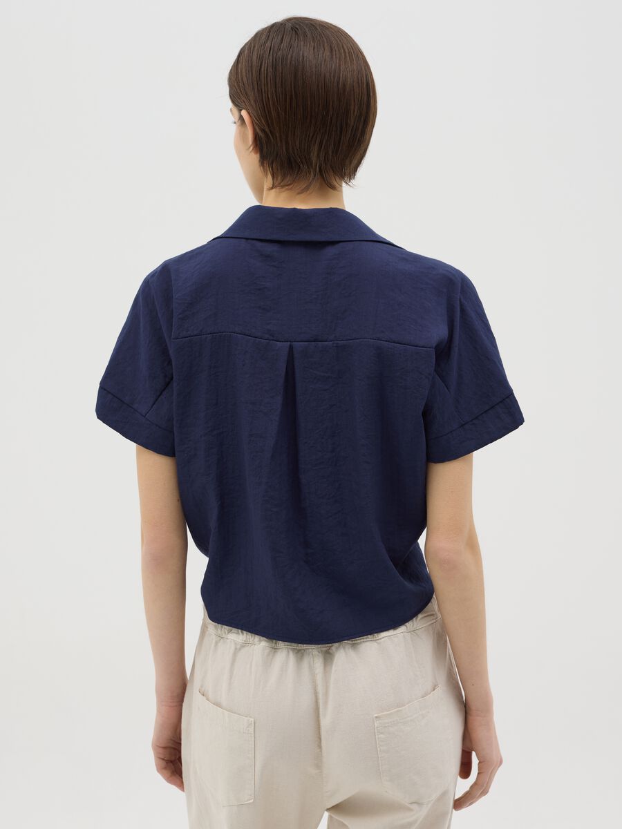 Blue shirt with knot and short sleeves_2