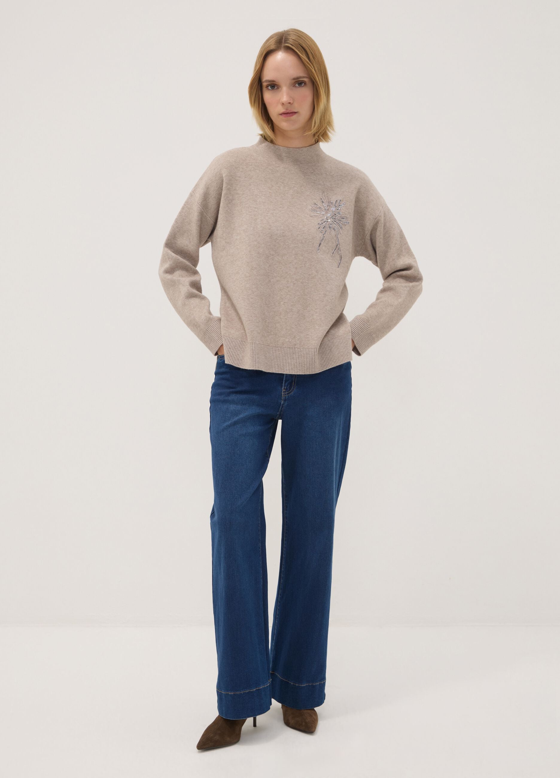 Maglia cammello in misto viscosa con ricamo paillettes regular fit