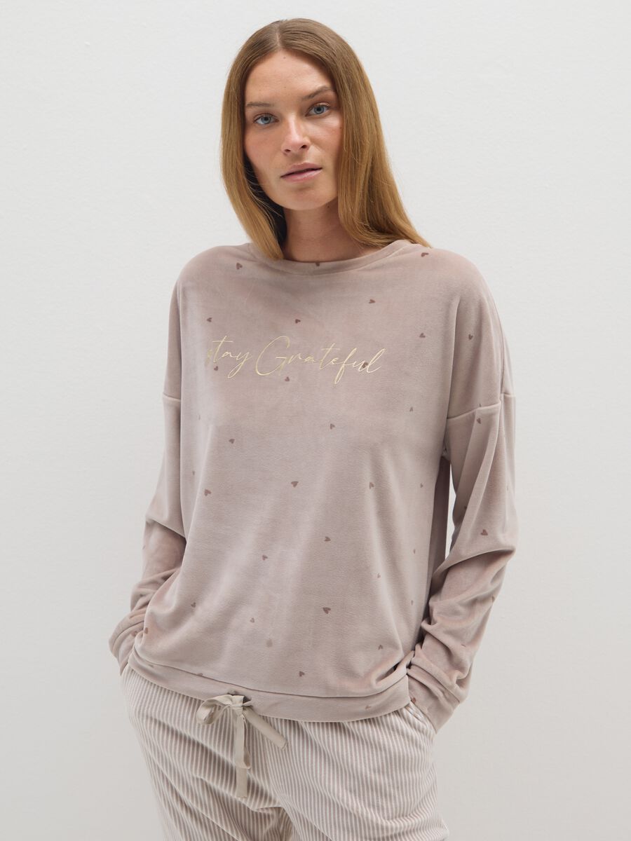 Felpa pigiama beige in tessuto morbido con cuori e scritta frontale_1