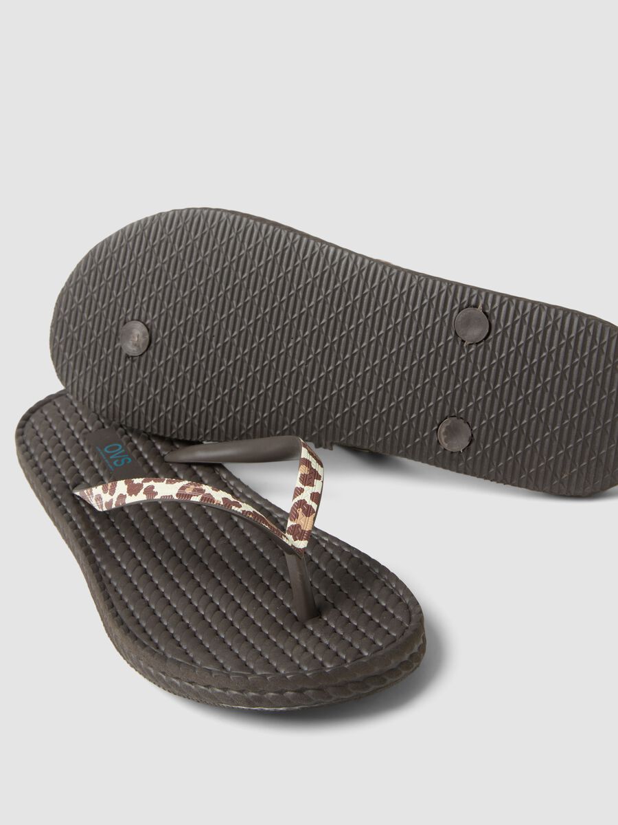 Infradito marroni con fascette leopardate e texture intrecciata_2