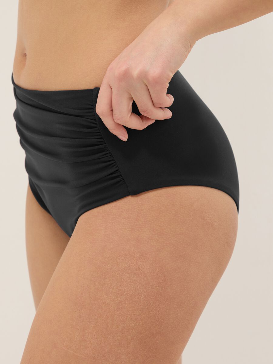 Slip bikini neri in tessuto elasticizzato a vita alta con effetto shaping_3