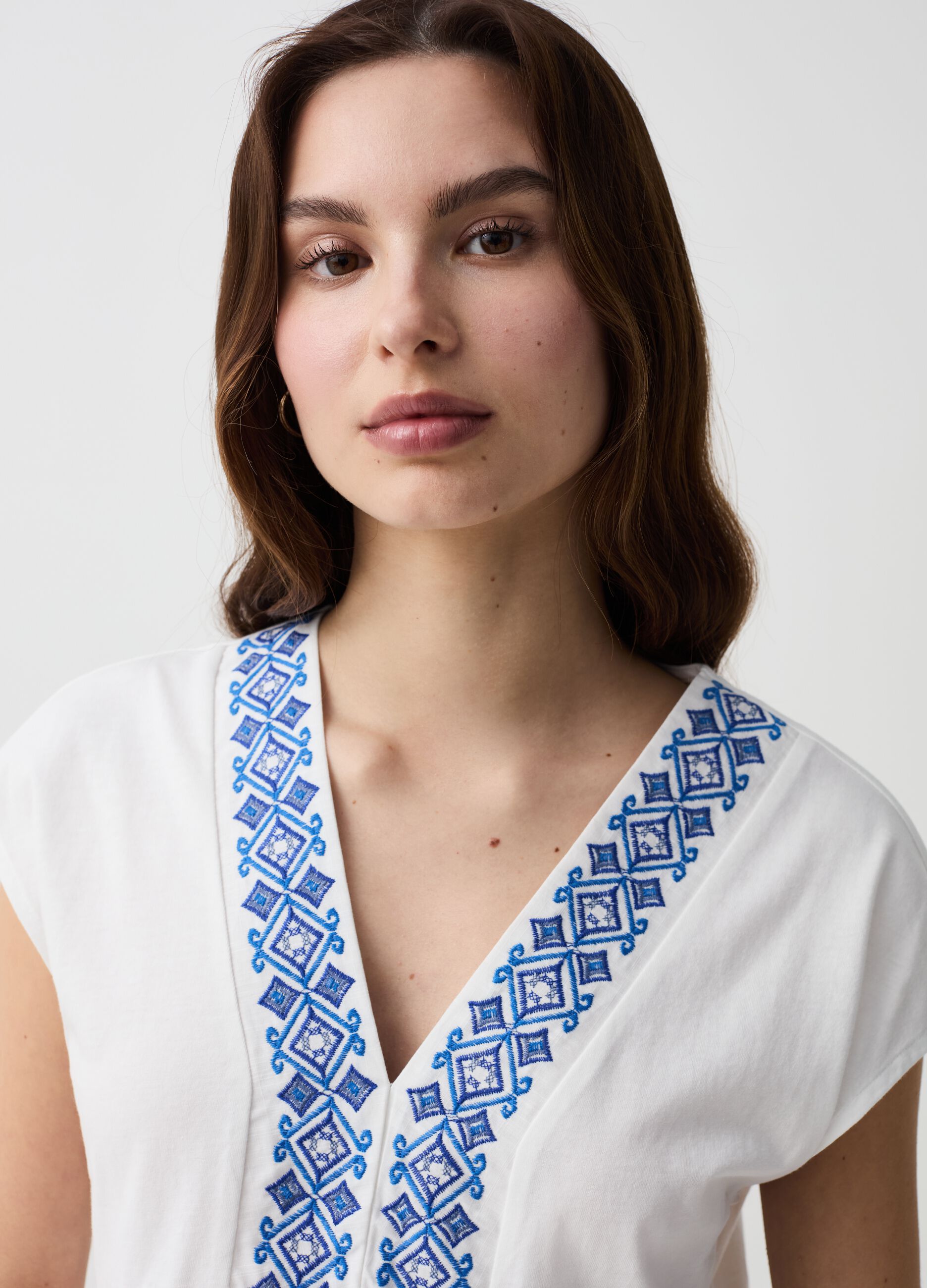 T-shirt with V neck and ethnic embroidery