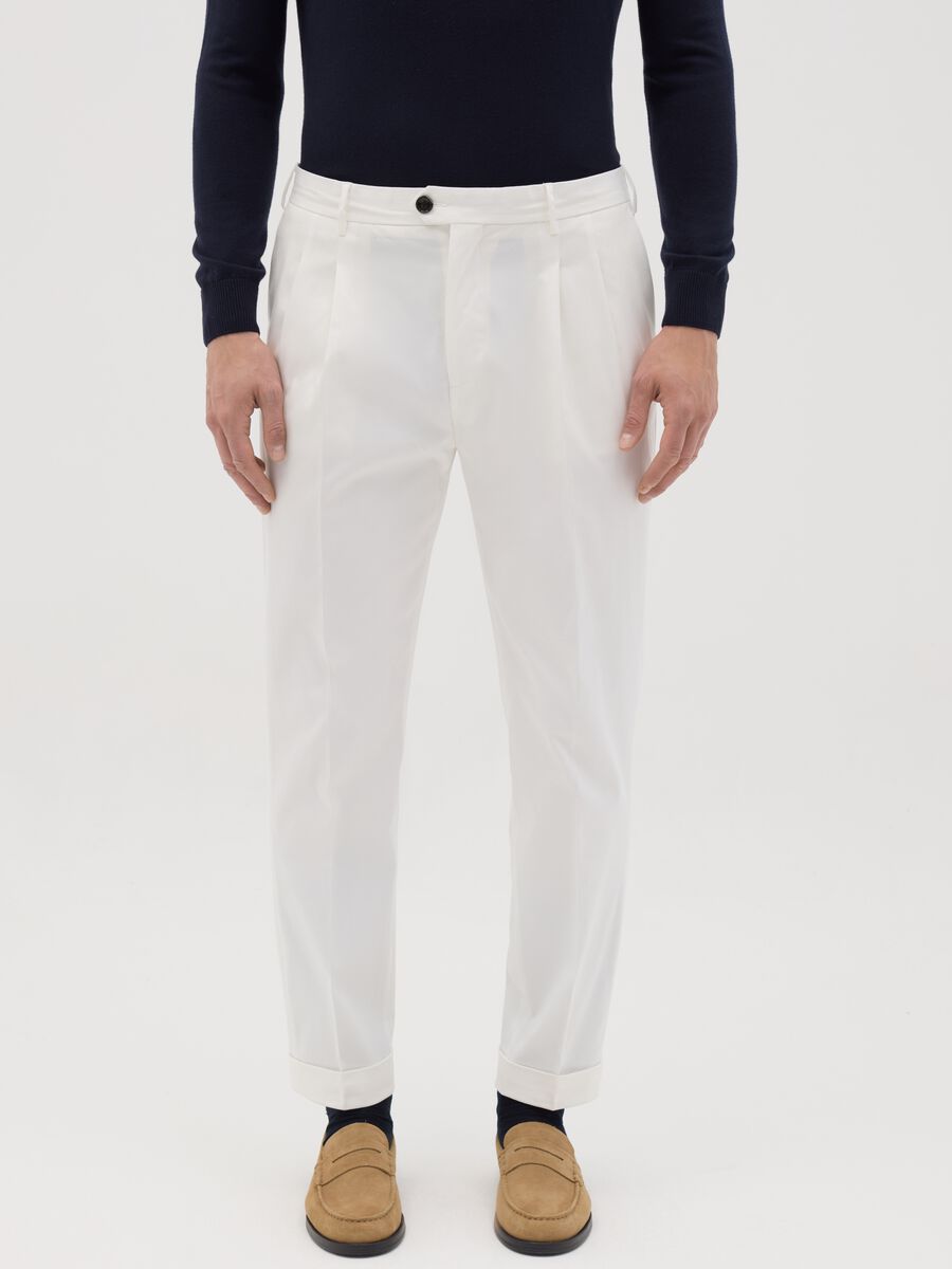 Men’s trousers in white stretch cotton with carrot fit_1