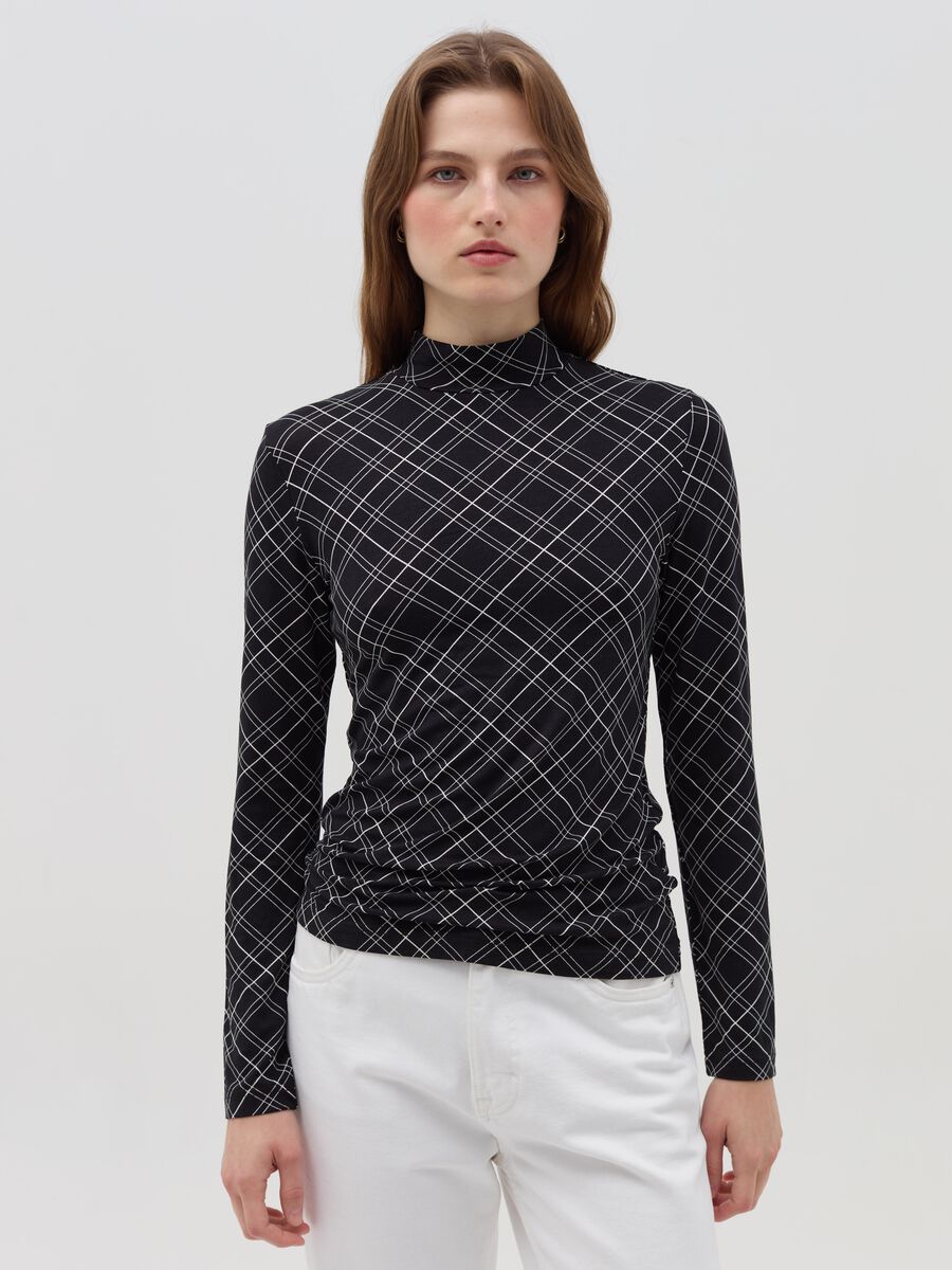 T-shirt with mock neck and check pattern_0