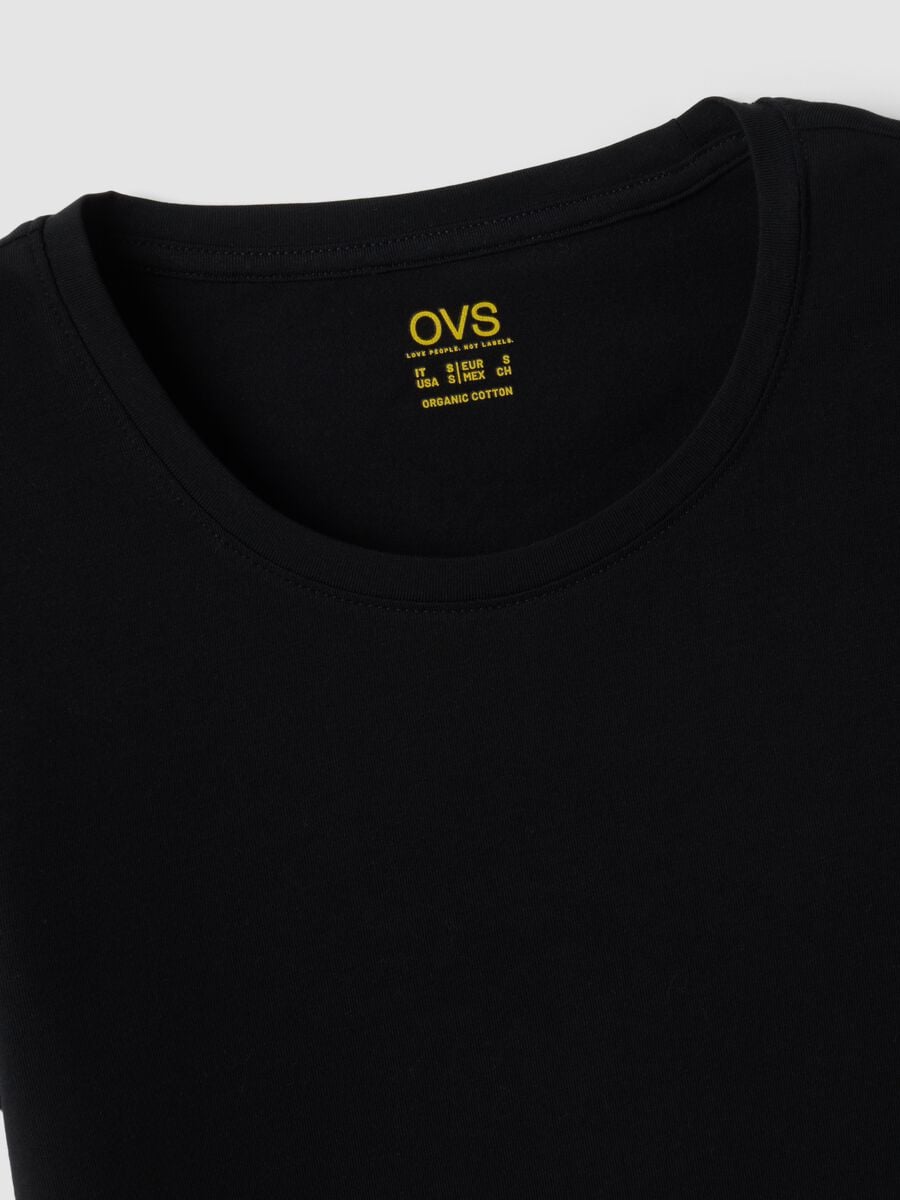 T-shirt nera a maniche corte in cotone organico elasticizzato girocollo_5