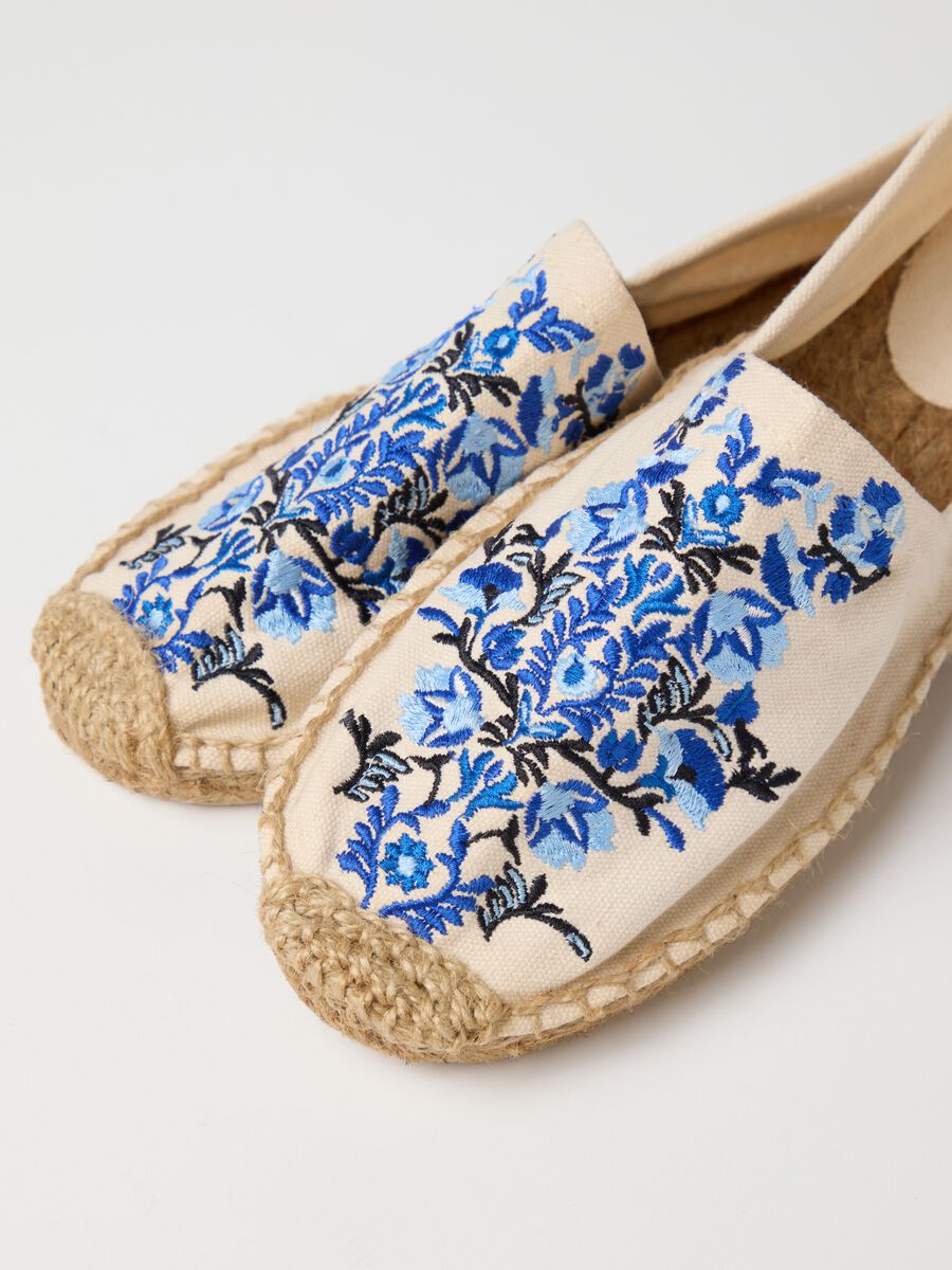 Women's beige multicolour cotton espadrilles with floral embroidery_3
