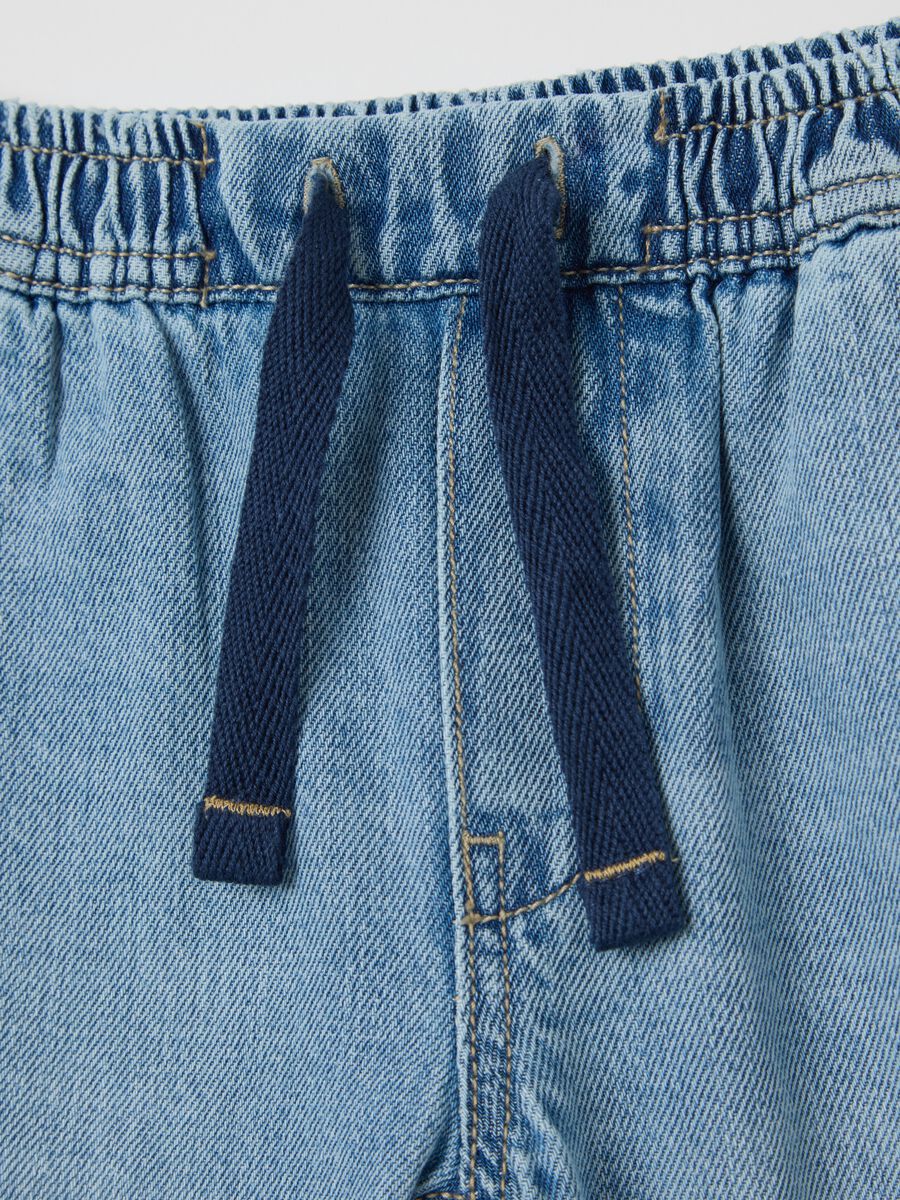 Bermuda jogger denim con coulisse e tasche_2